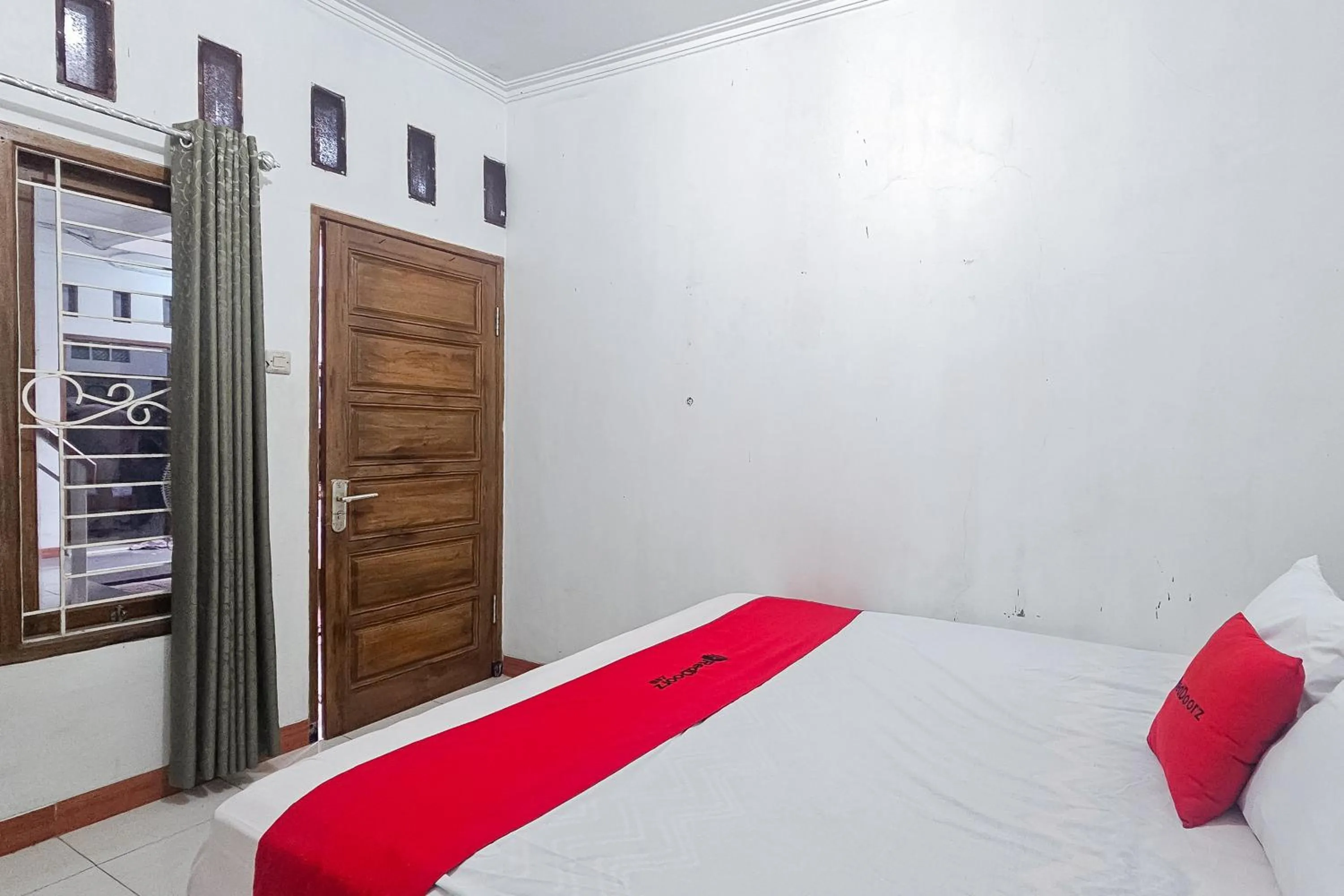 Bedroom, Bed in RedDoorz Syariah near Sukabumi Station