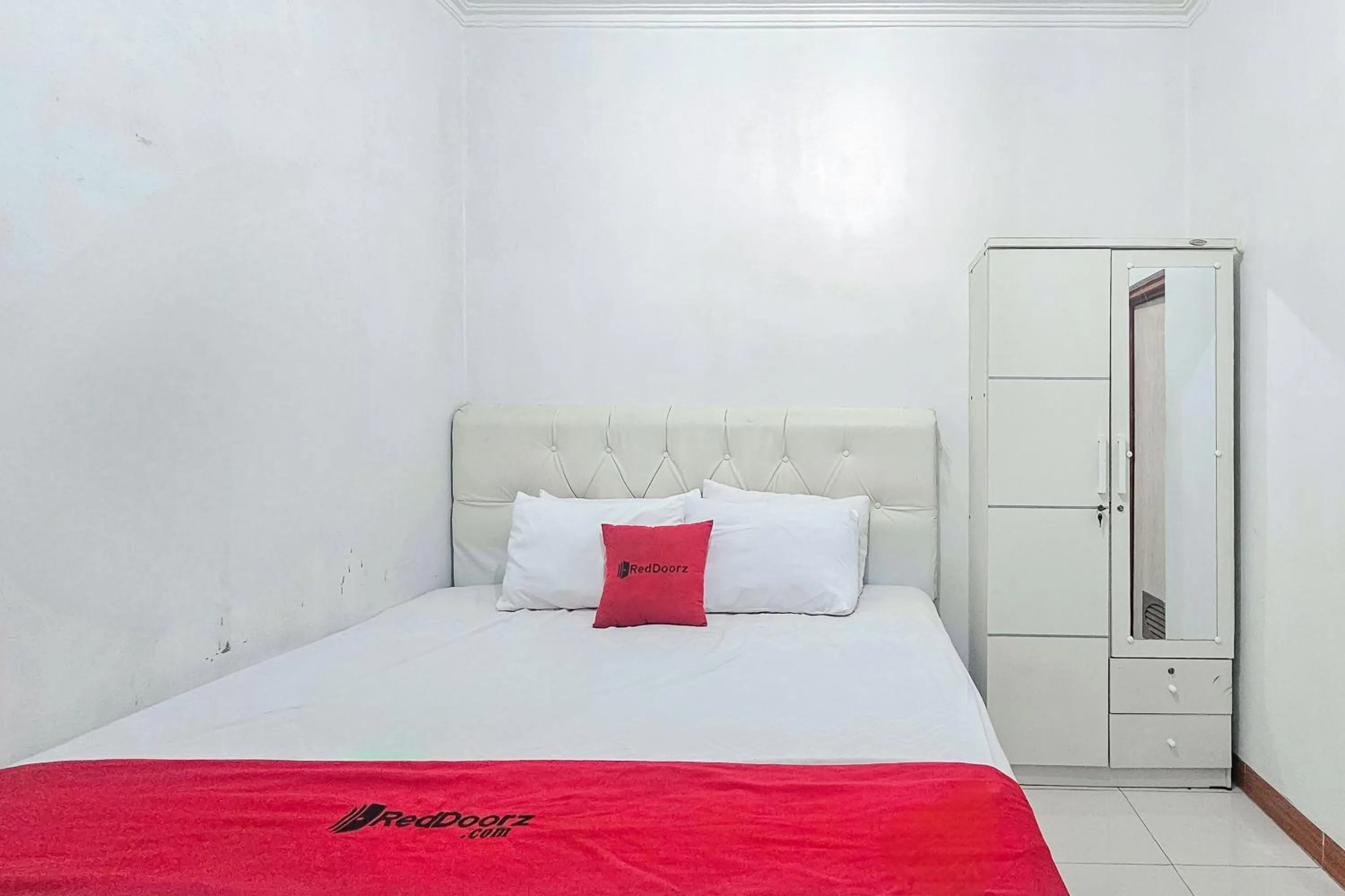 Bedroom, Bed in RedDoorz Syariah near Sukabumi Station