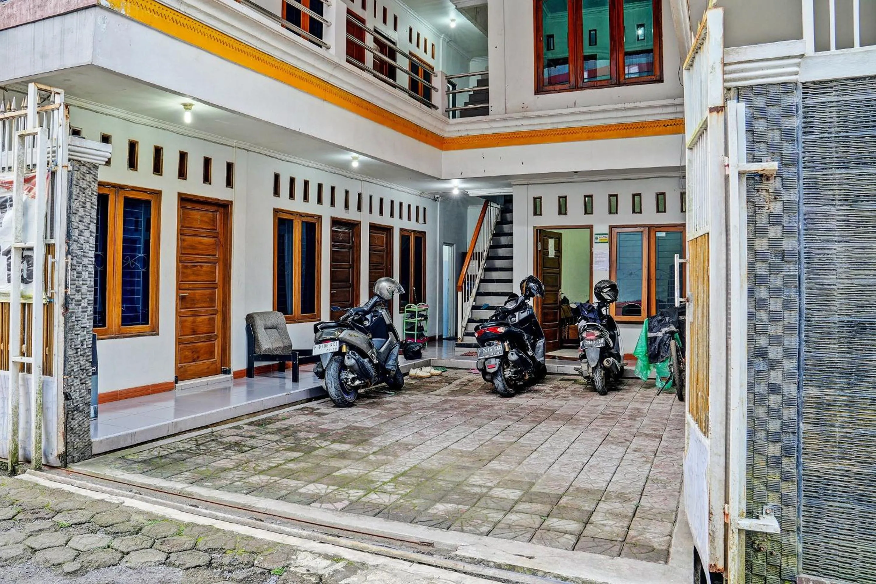 Facade/entrance in Hotel O Penginapan Hj Lilis Syariah