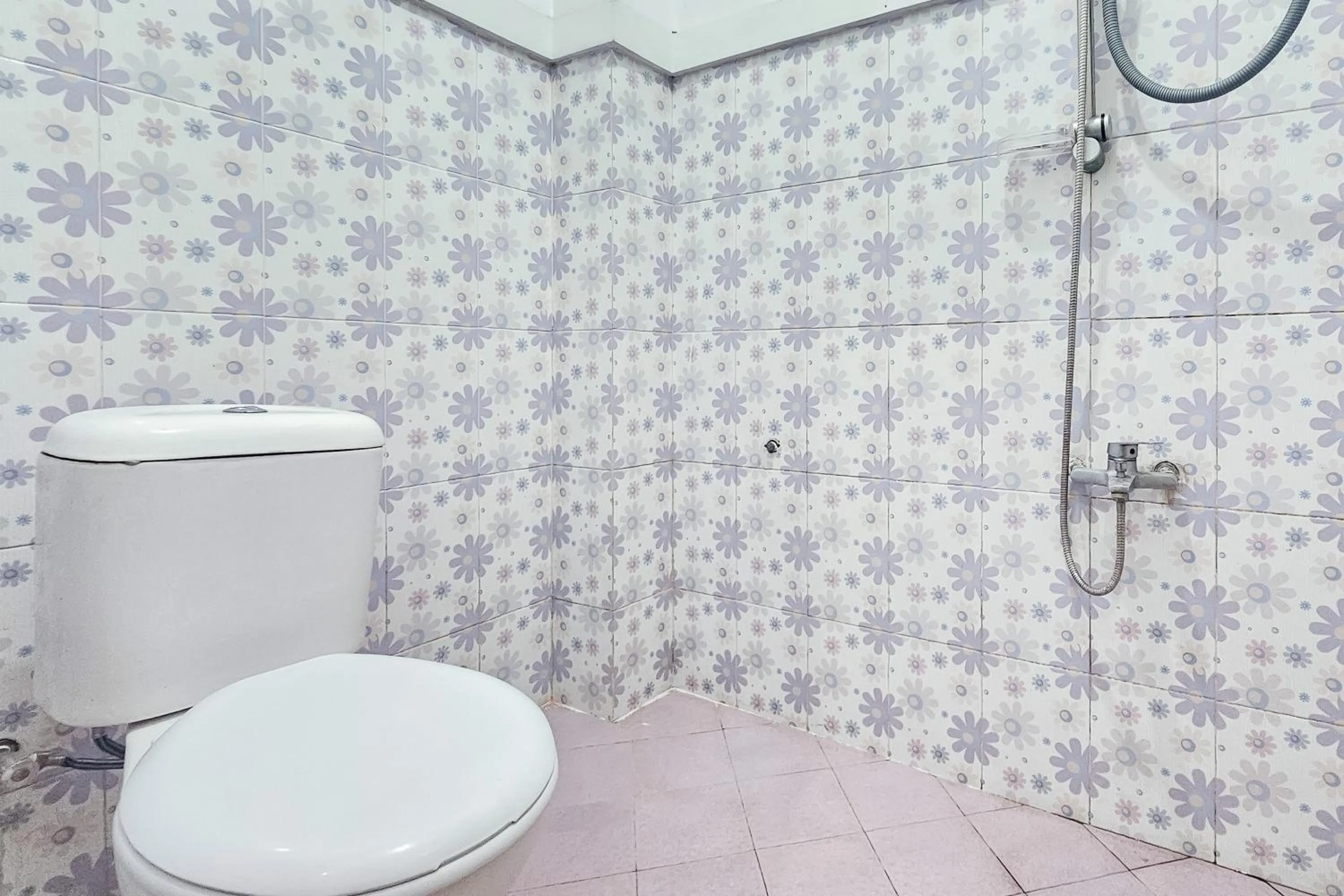 Bathroom in RedDoorz Syariah near Sukabumi Station