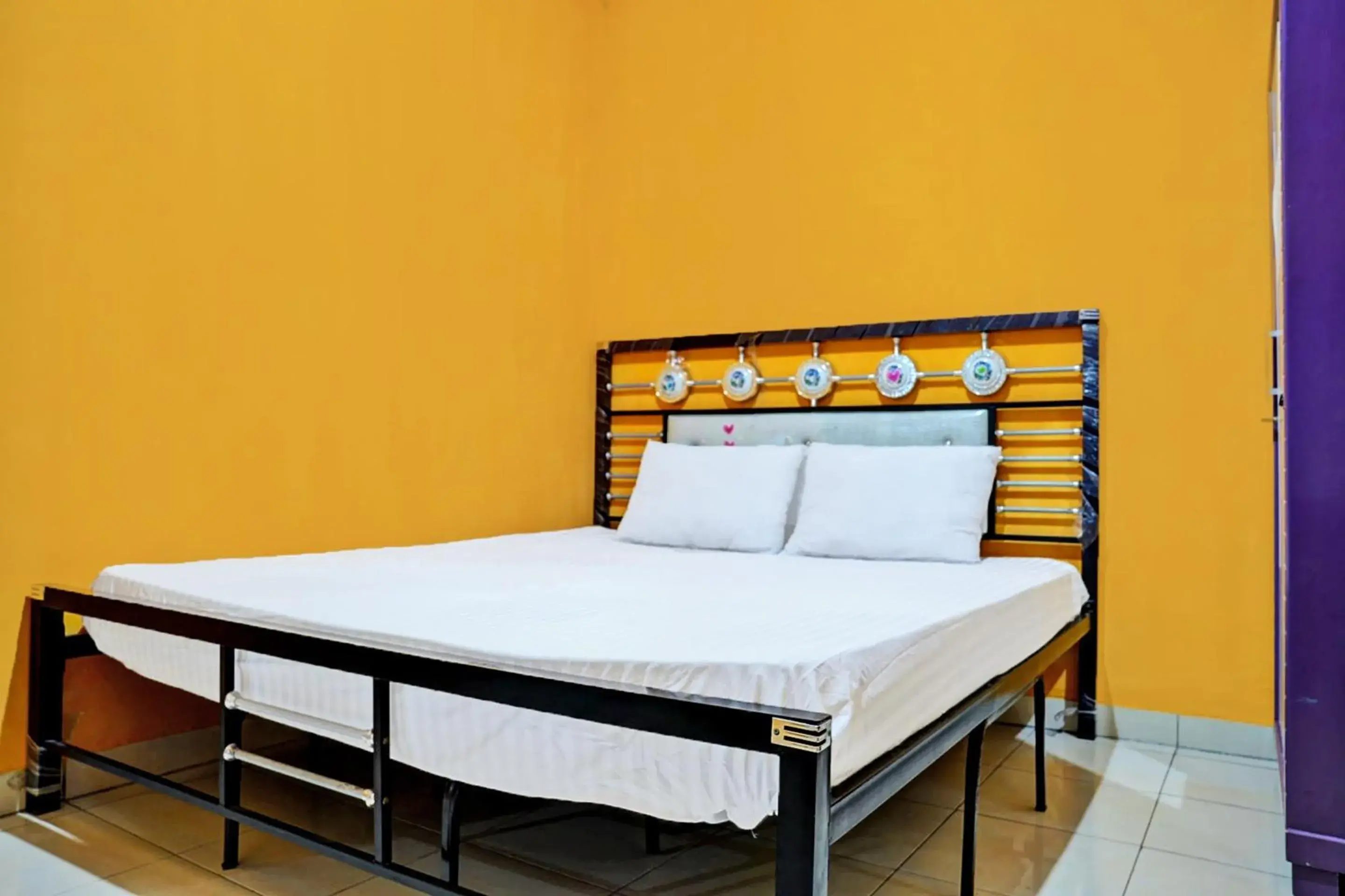 Budget Double Room in Hotel O Penginapan Hj Lilis Syariah Budget Double Room in Hotel O Penginapan Hj Lilis Syariah