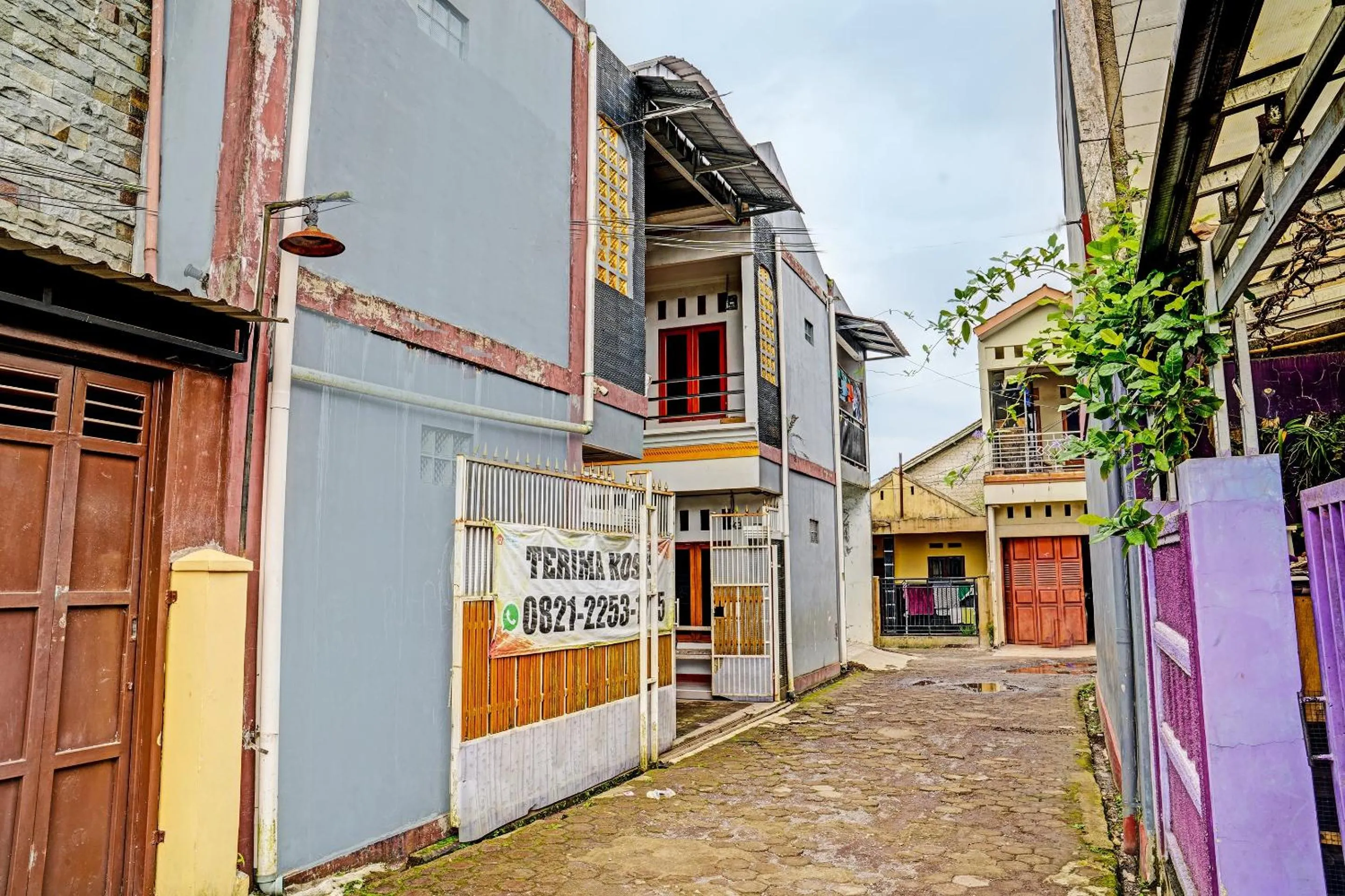 Facade/entrance in Hotel O Penginapan Hj Lilis Syariah