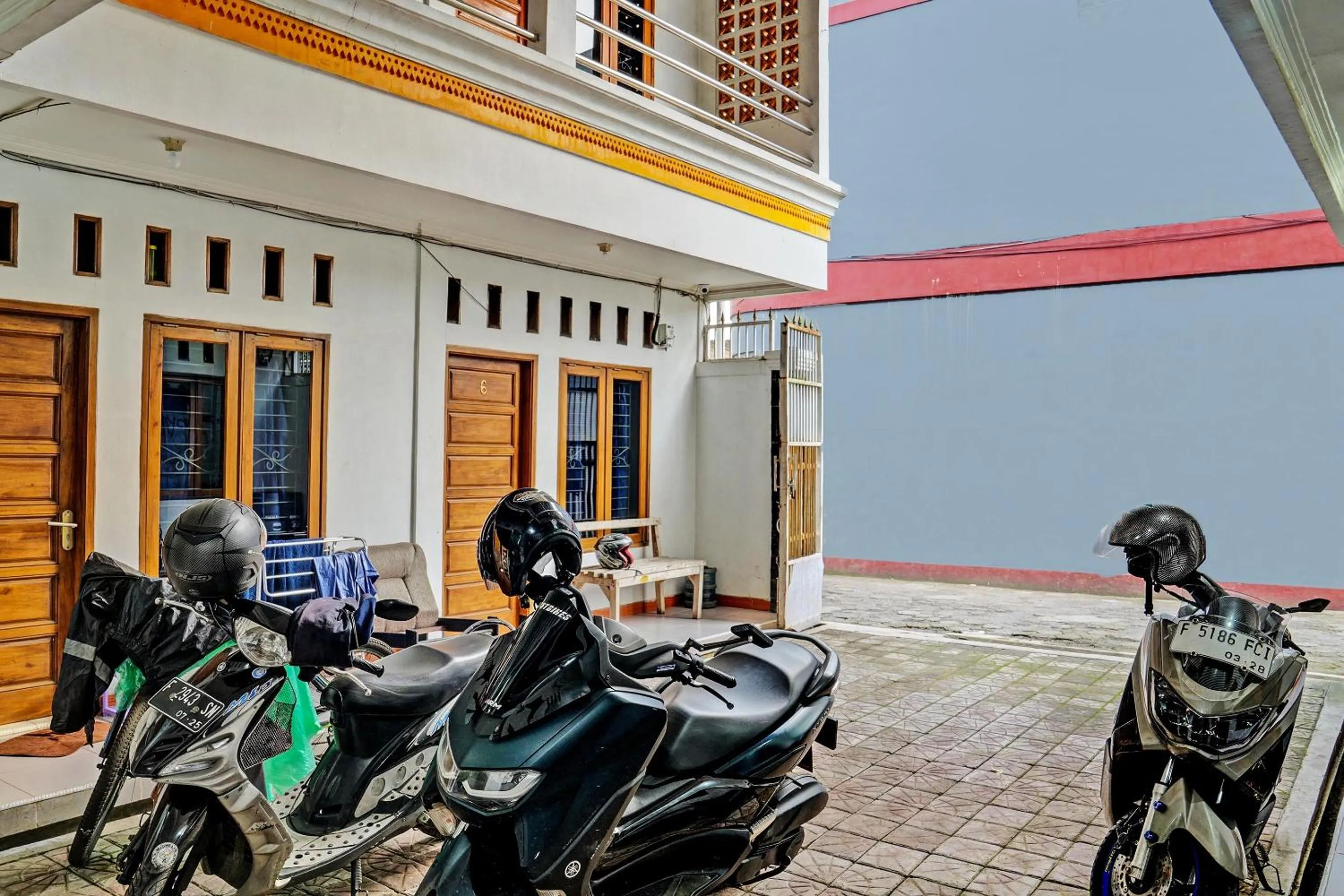 Facade/entrance in Hotel O Penginapan Hj Lilis Syariah