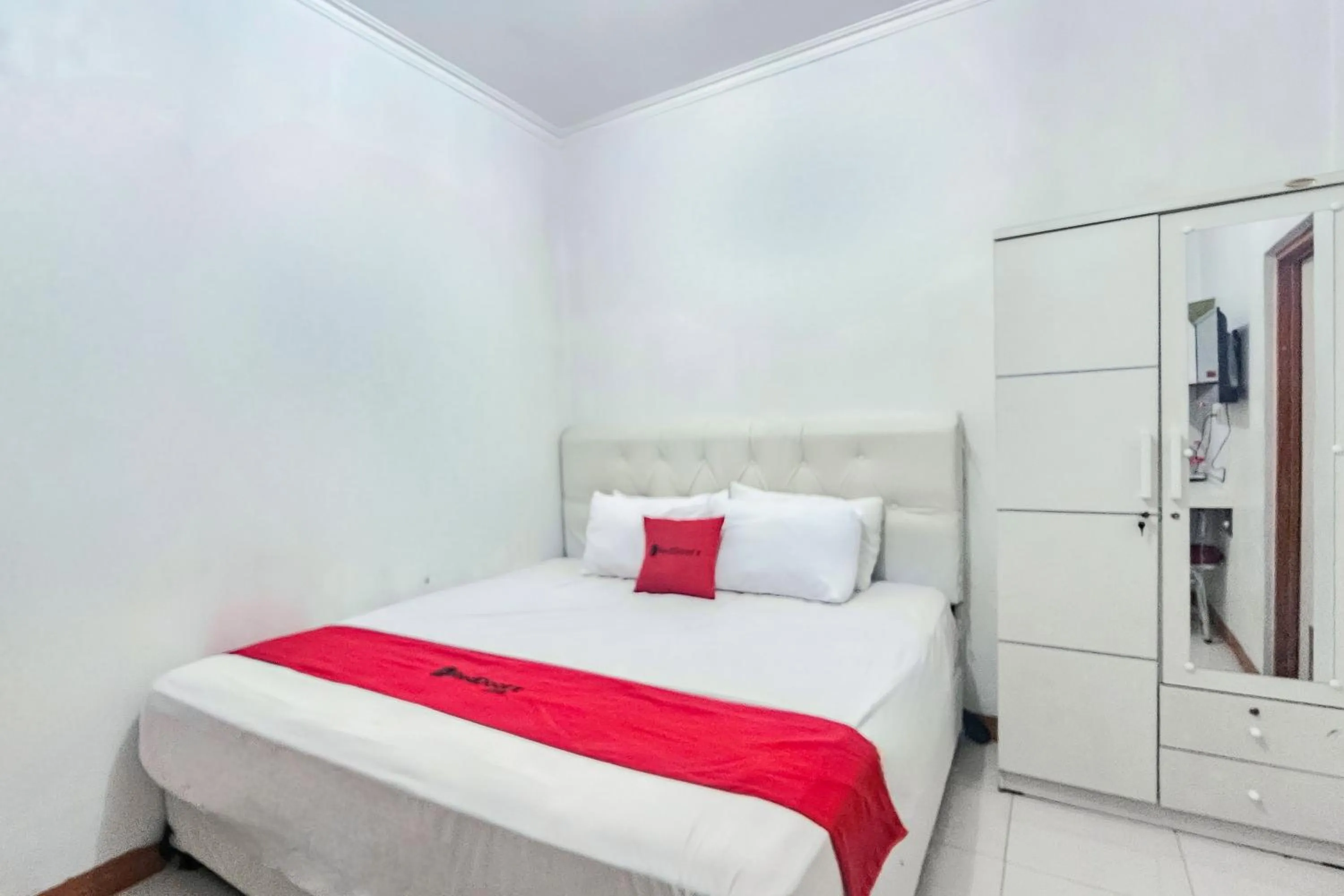 Bedroom, Bed in RedDoorz Syariah near Sukabumi Station
