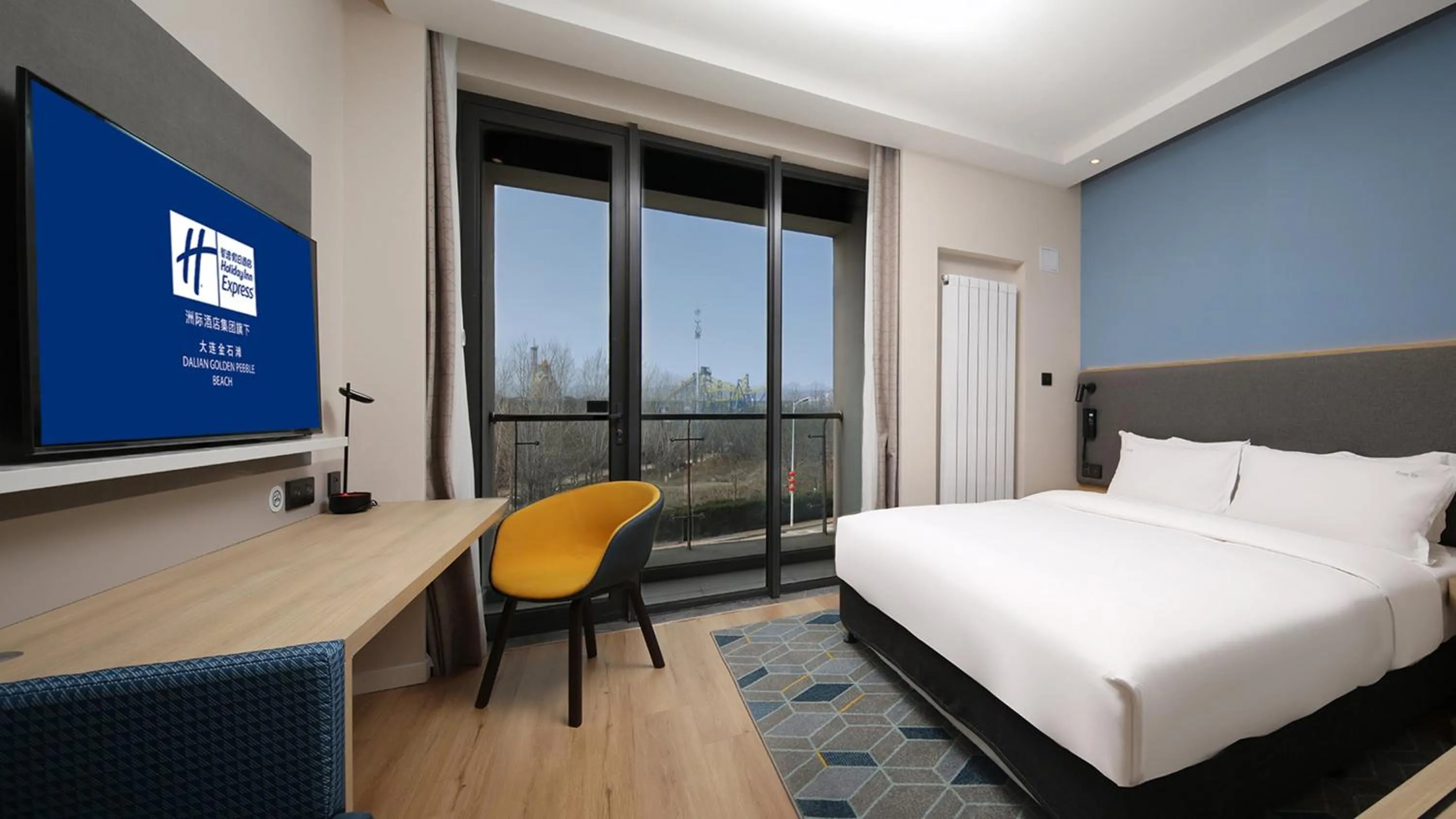 Photo of the whole room, Bed in Holiday Inn Express Dalian Golden Pebble Beach by IHG