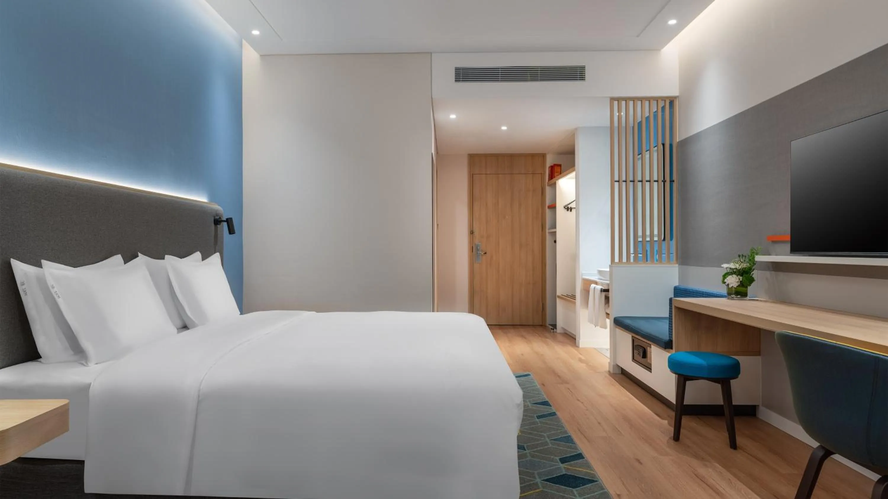 Photo of the whole room, Bed in Holiday Inn Express Dalian Golden Pebble Beach by IHG