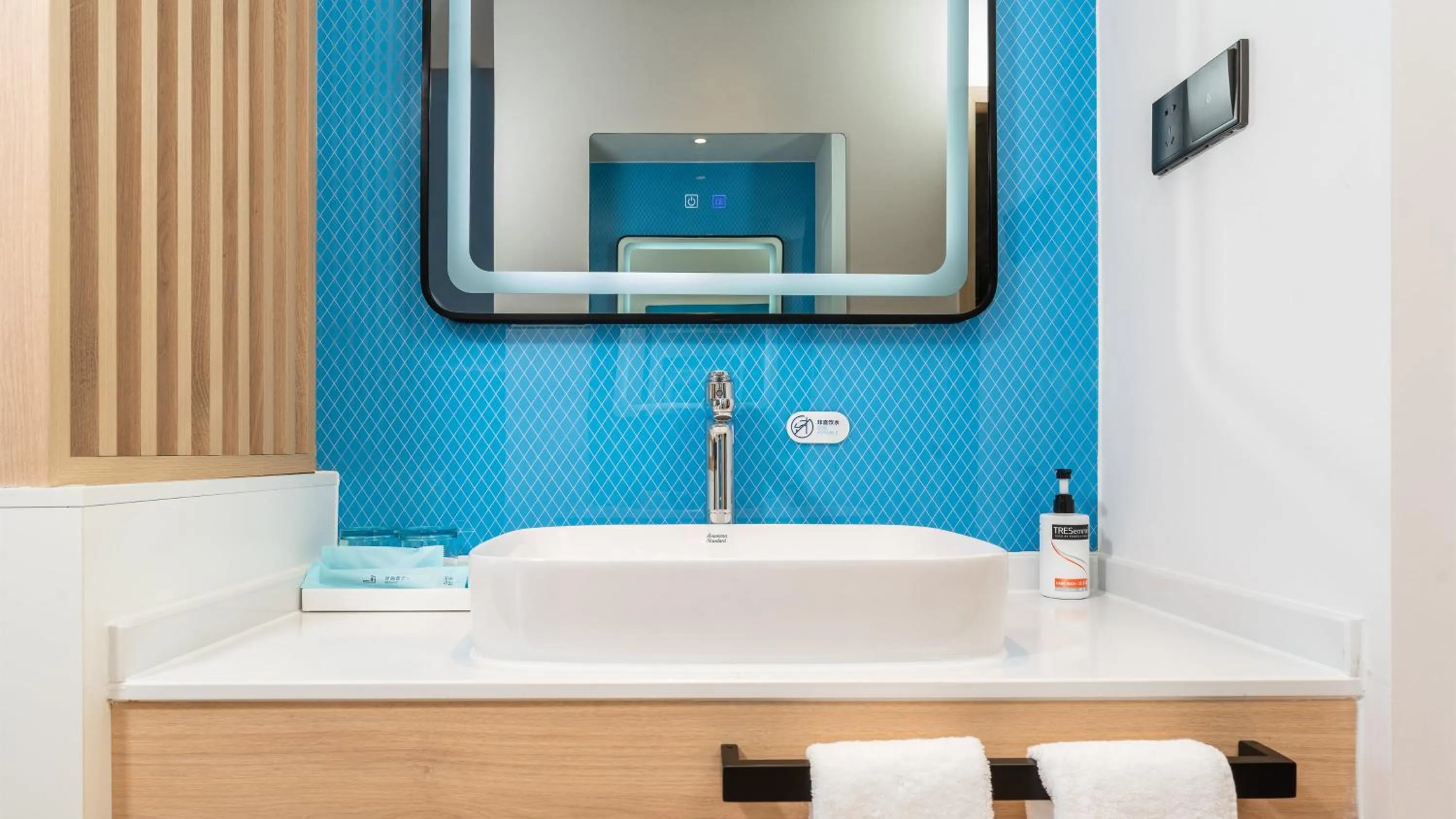 Photo of the whole room in Holiday Inn Express Dalian Golden Pebble Beach by IHG