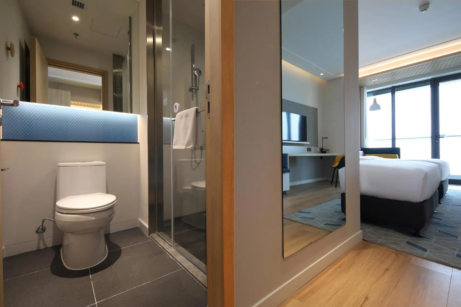 Toilet, Bed in Holiday Inn Express Dalian Golden Pebble Beach by IHG
