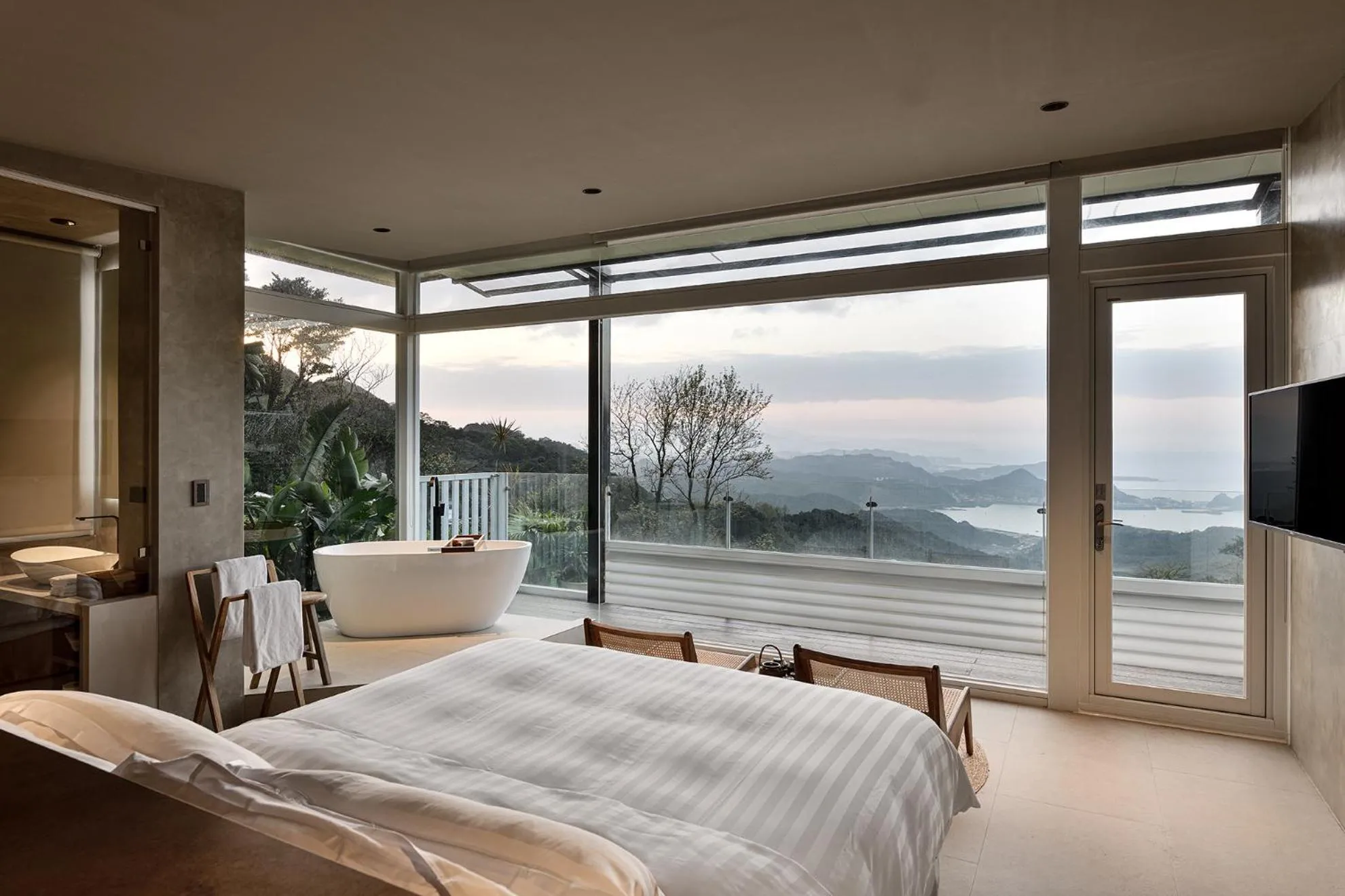 Double Room with Balcony and Sea View (曉宅山) in Daybreak