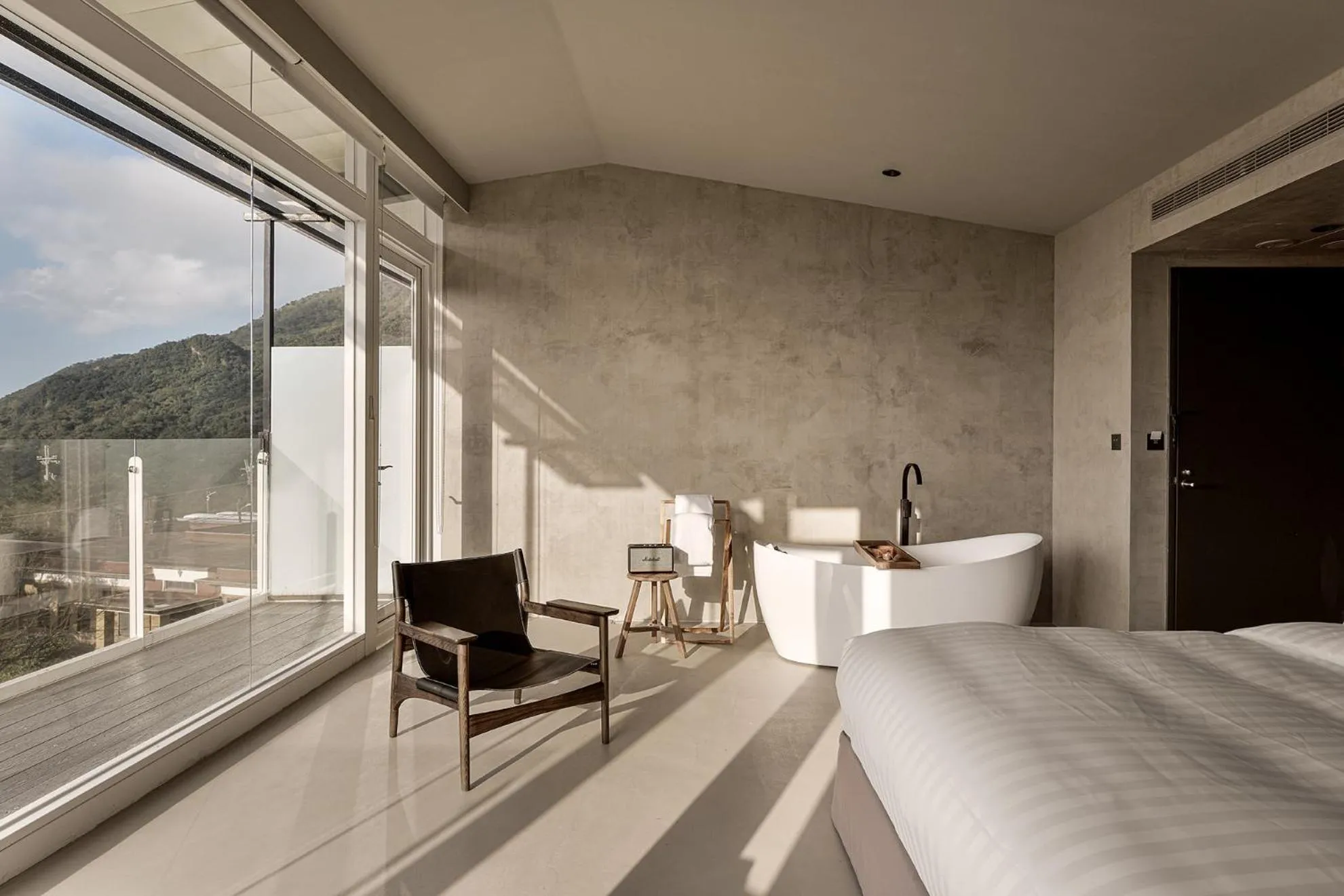 Deluxe Double Room with Balcony and Sea View (曉宅山) in Daybreak