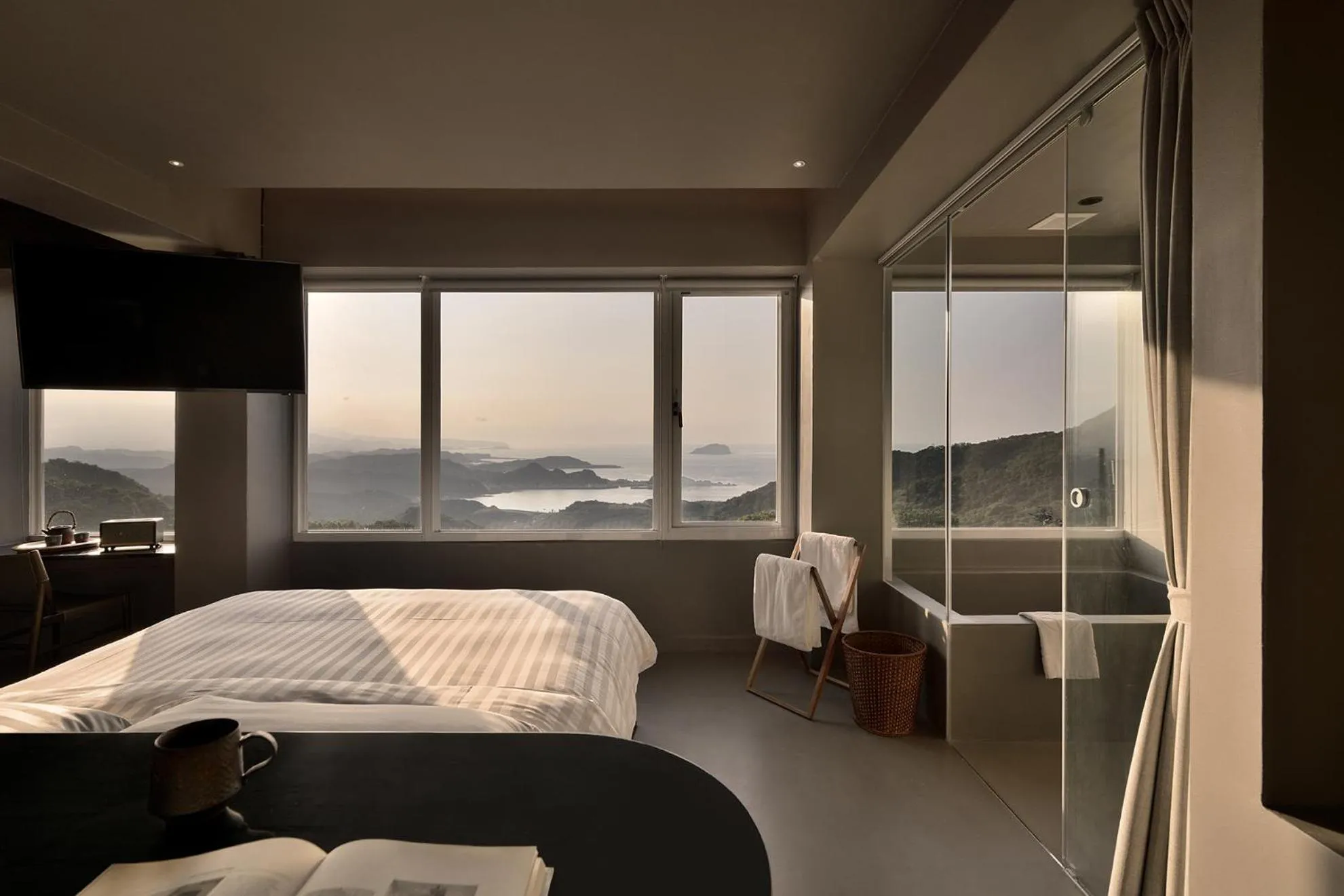 Deluxe Double Room with Sea View (暮宅山) in Daybreak