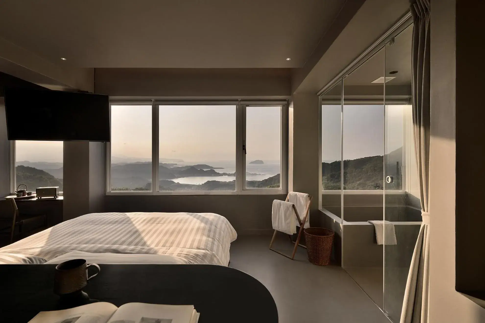 Deluxe Double Room with Sea View (暮宅山) in Daybreak Deluxe Double Room with Sea View (暮宅山) in Daybreak