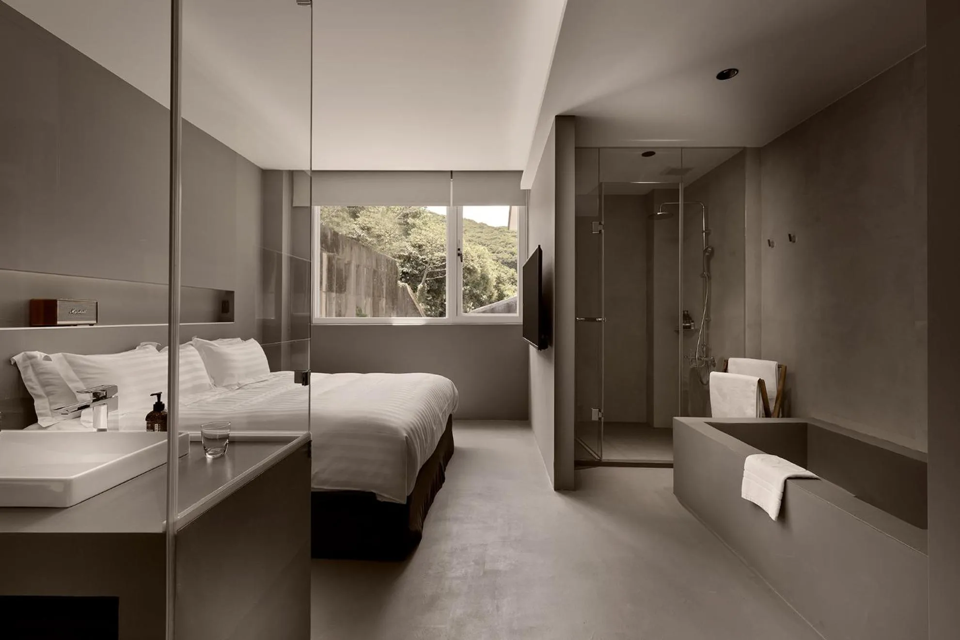 Double Room with Private Bathroom (暮宅山) in Daybreak