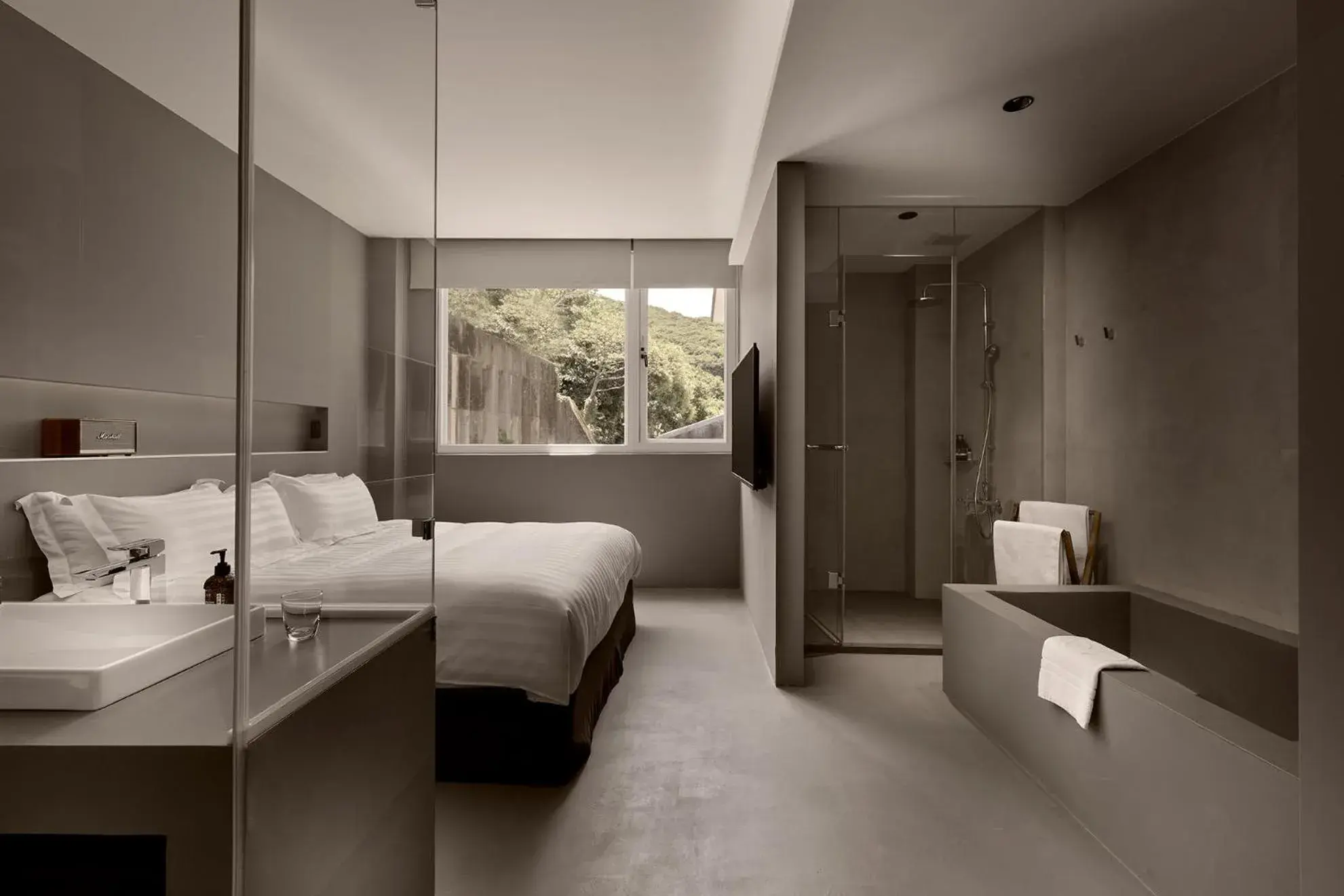 Double Room with Private Bathroom (暮宅山) in Daybreak Double Room with Private Bathroom (暮宅山) in Daybreak