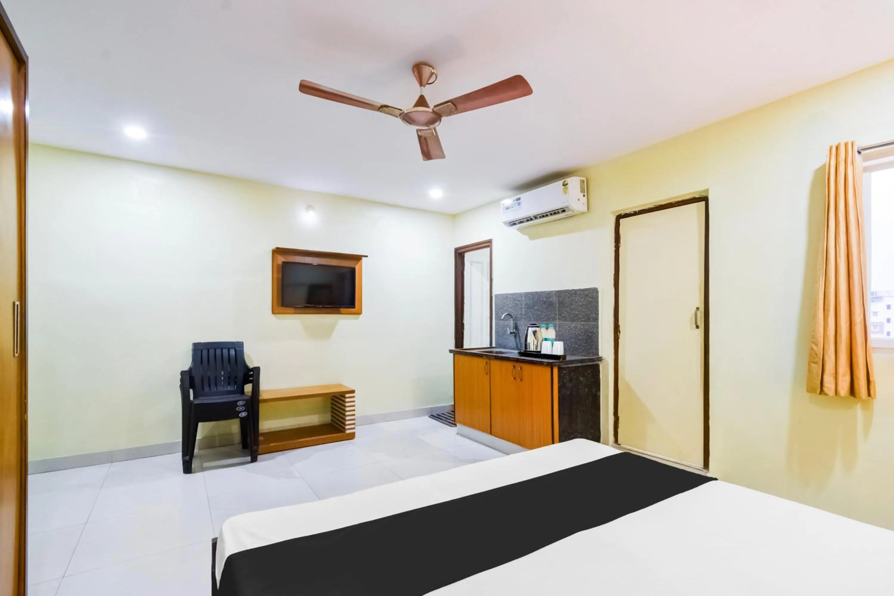 Bedroom, Bed in Hotel O Kamakshi