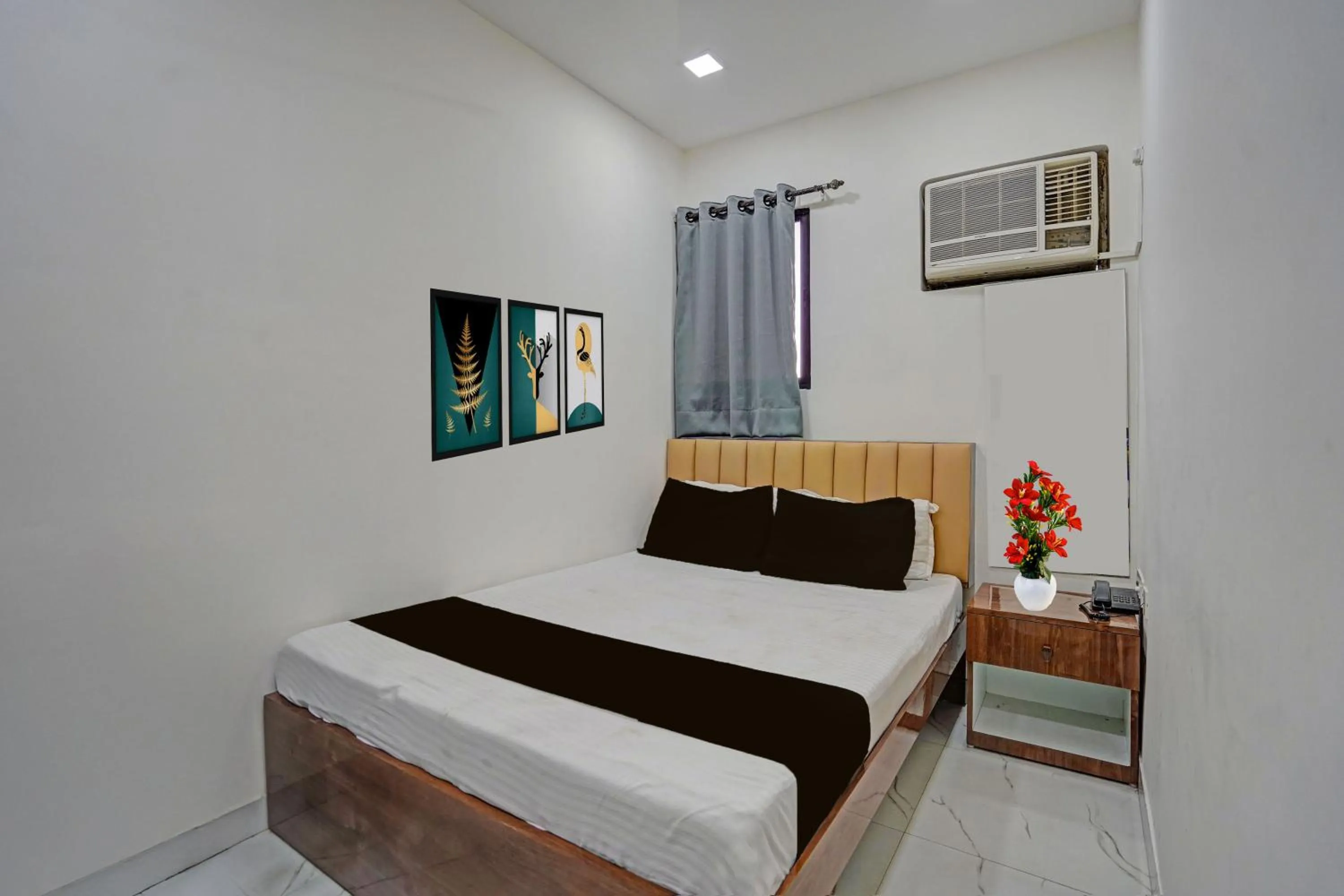 Photo of the whole room, Bed in Super Collection O Dalhousie Square Kolkata Formerly G.N Palace