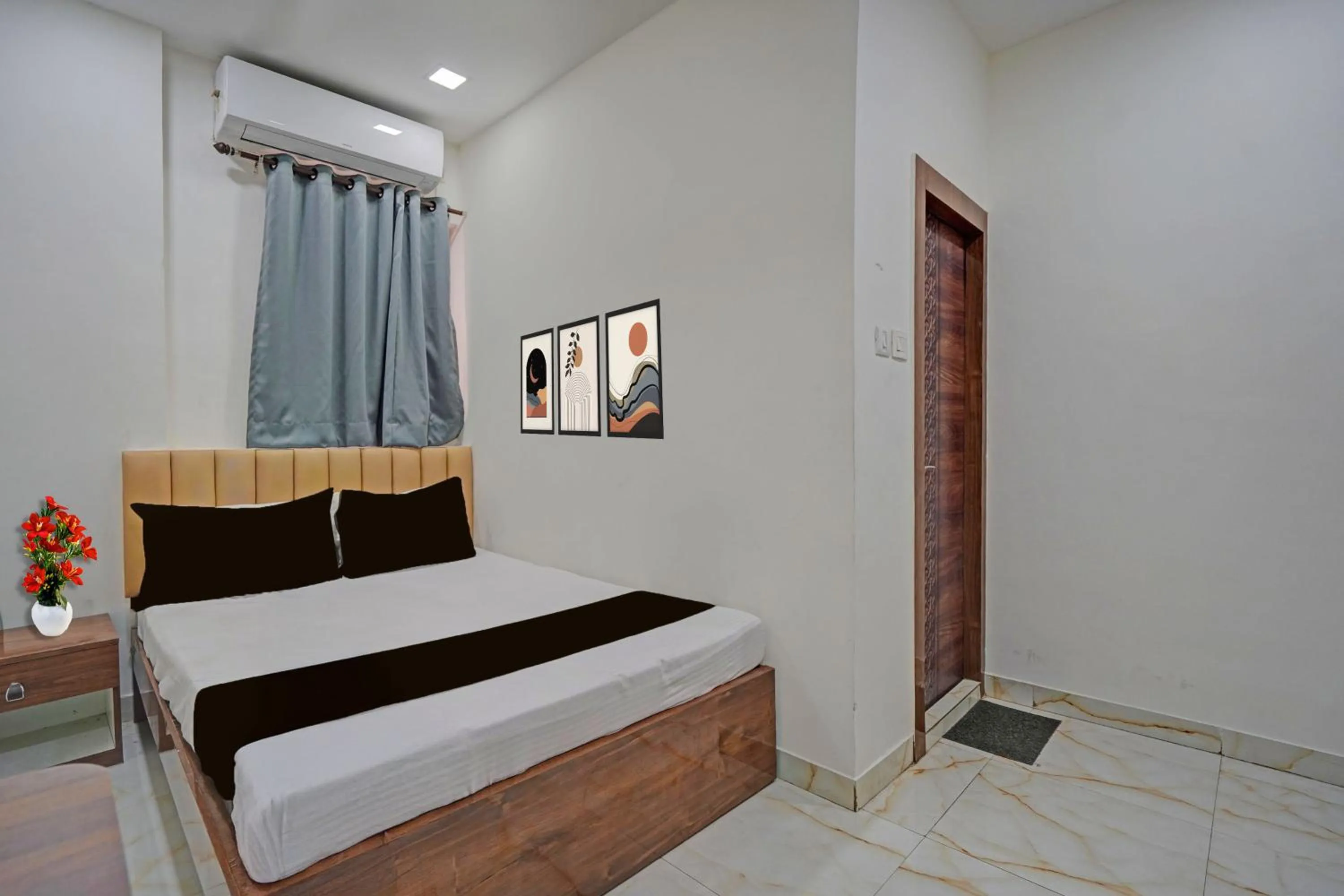 Photo of the whole room, Bed in Super Collection O Dalhousie Square Kolkata Formerly G.N Palace