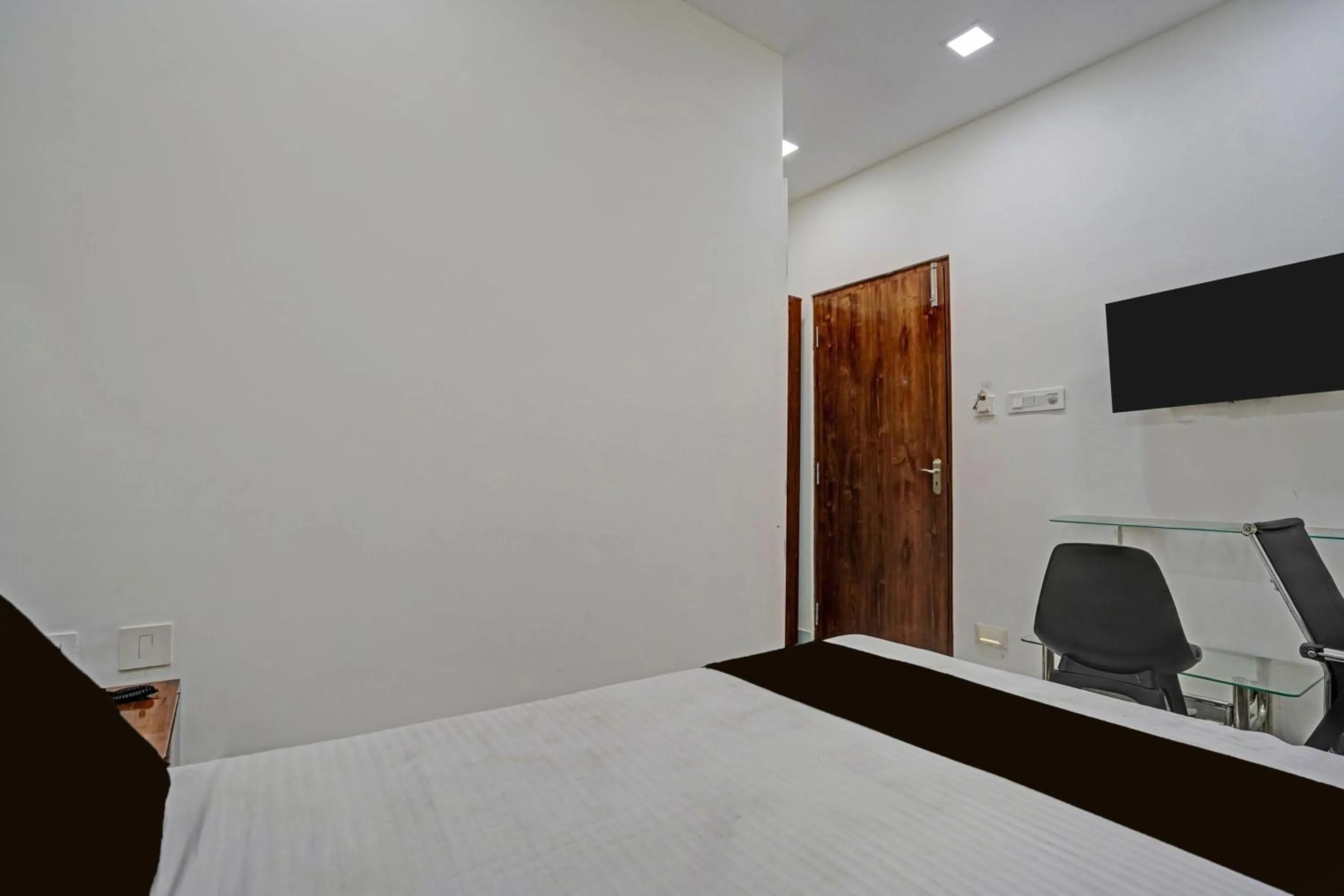 Photo of the whole room, Bed in Super Collection O Dalhousie Square Kolkata Formerly G.N Palace