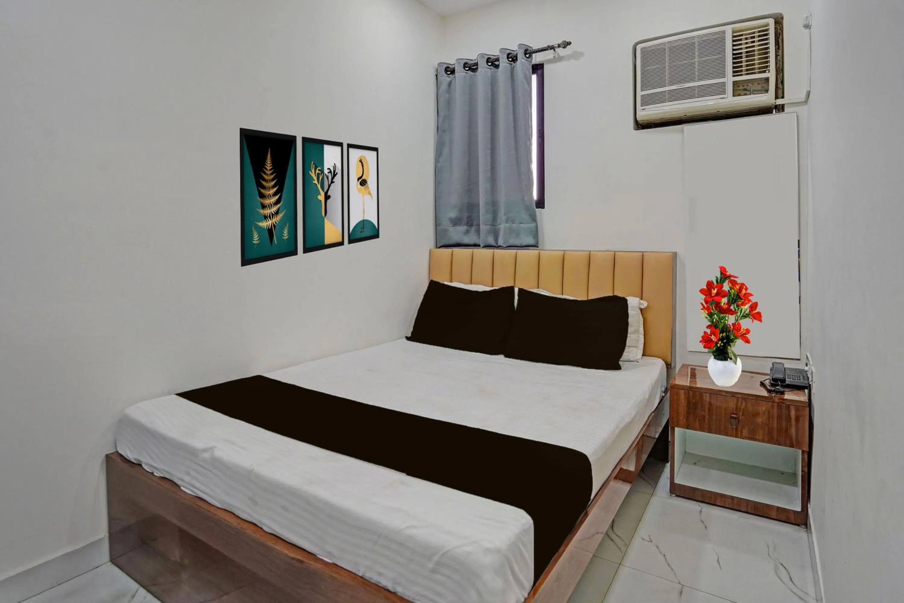 Photo of the whole room, Bed in Super Collection O Dalhousie Square Kolkata Formerly G.N Palace