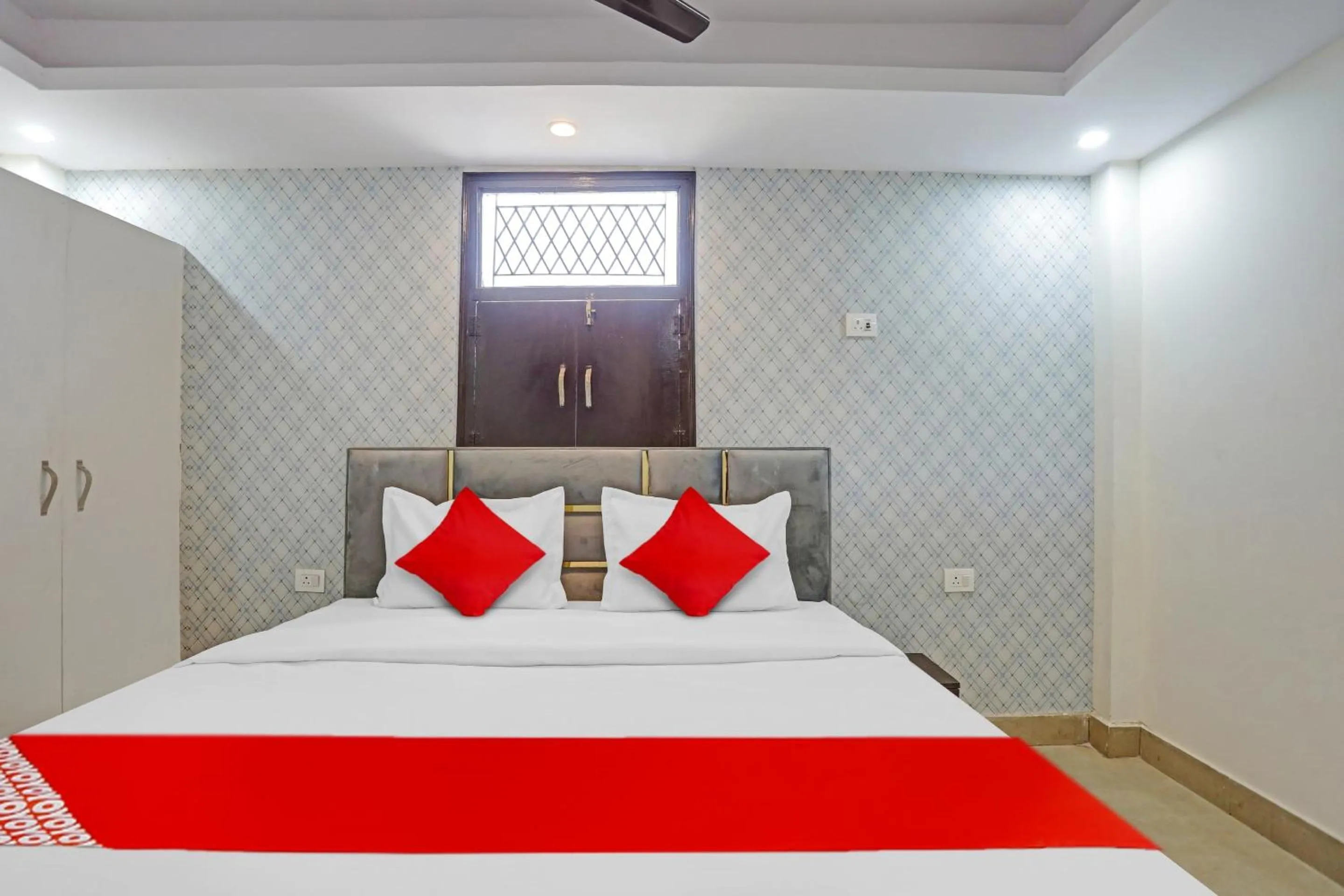 Facade/entrance, Bed in Hotel O JAI SHREE HOTEL