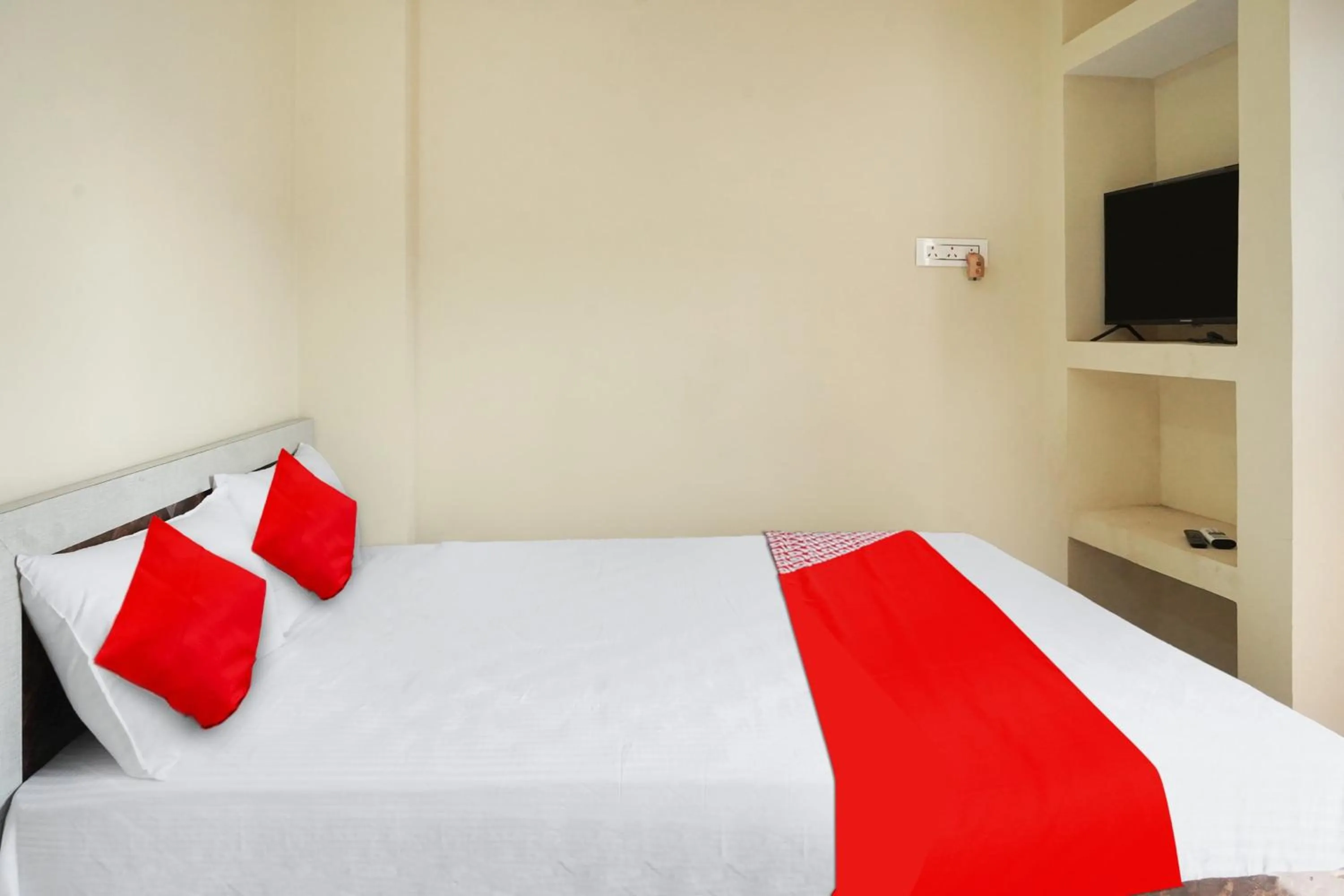 Bedroom, Bed in Hotel O Kashyap Inn