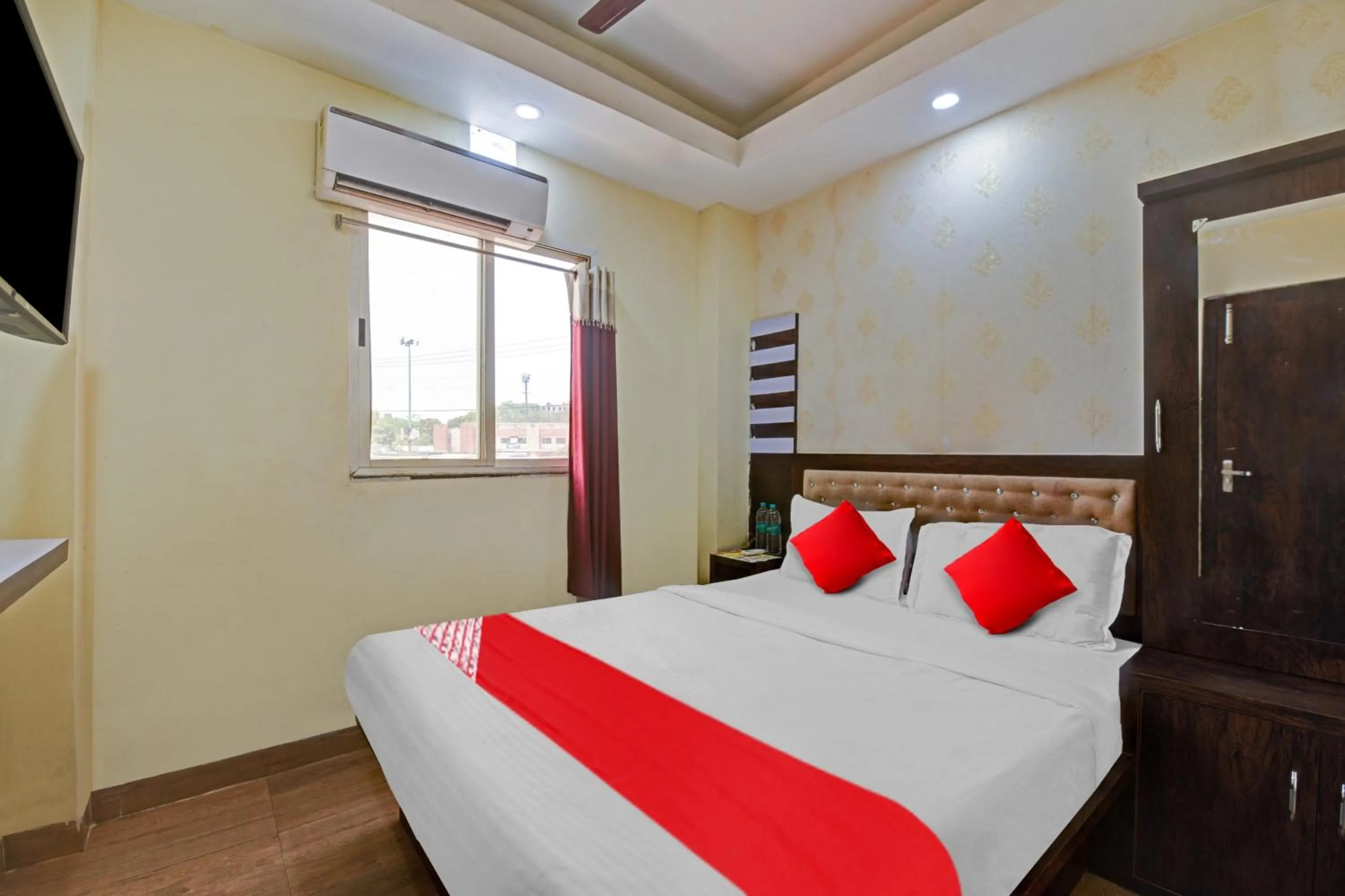 Bedroom, Bed in Super Hotel O OXY SHIVANI RESIDENCY