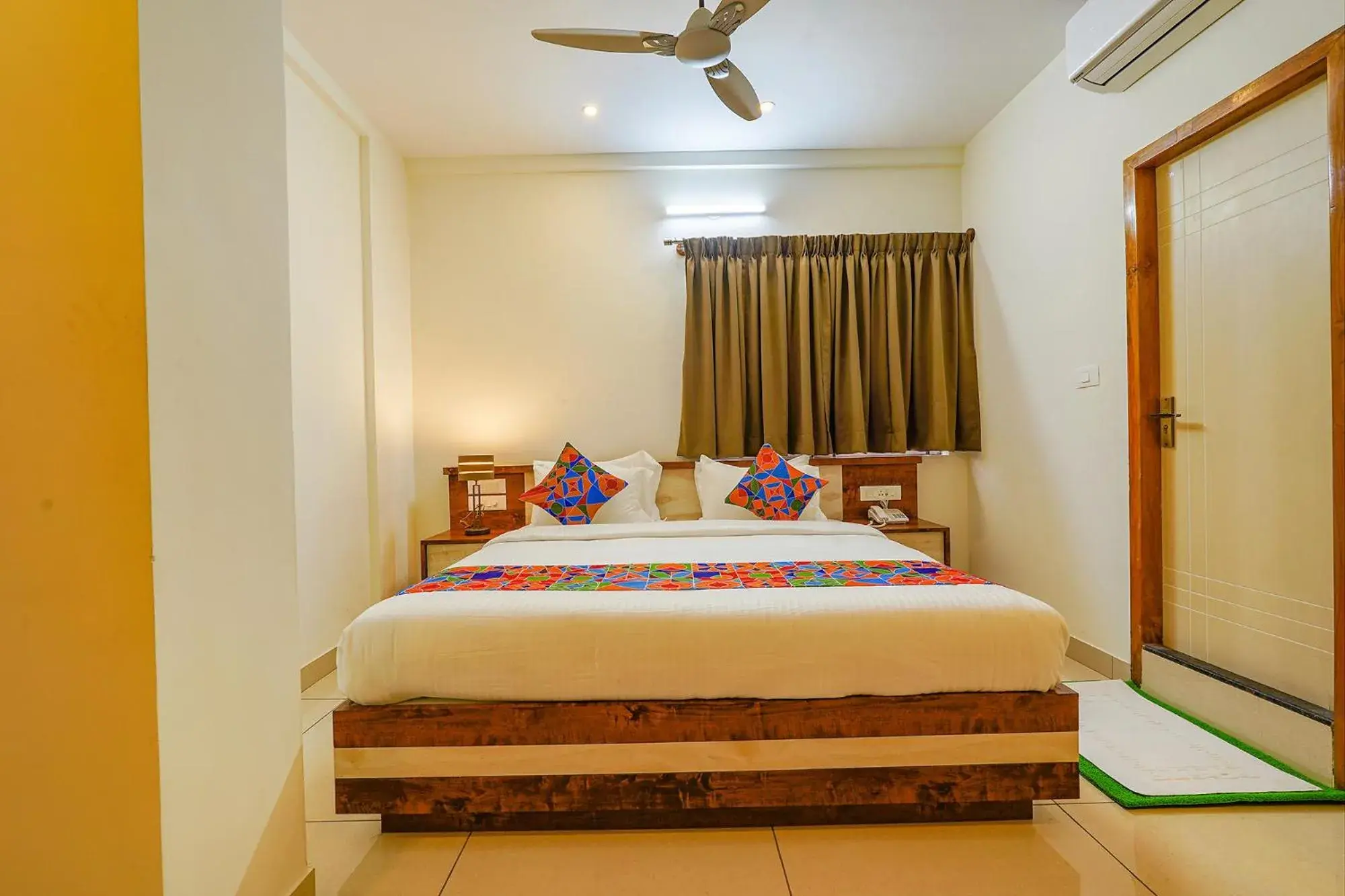 Bed in FabHotel Shakthi Suites - Nr Jayadeva Hospital Bed in FabHotel Shakthi Suites - Nr Jayadeva Hospital
