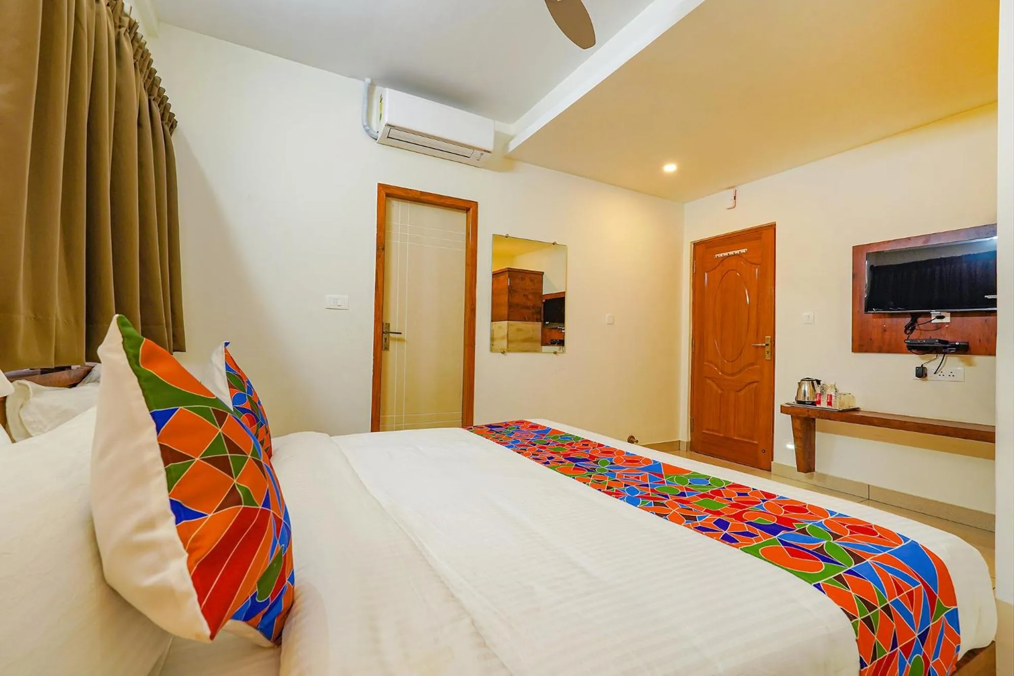 Communal lounge/ TV room, Bed in FabHotel Shakthi Suites - Nr Jayadeva Hospital