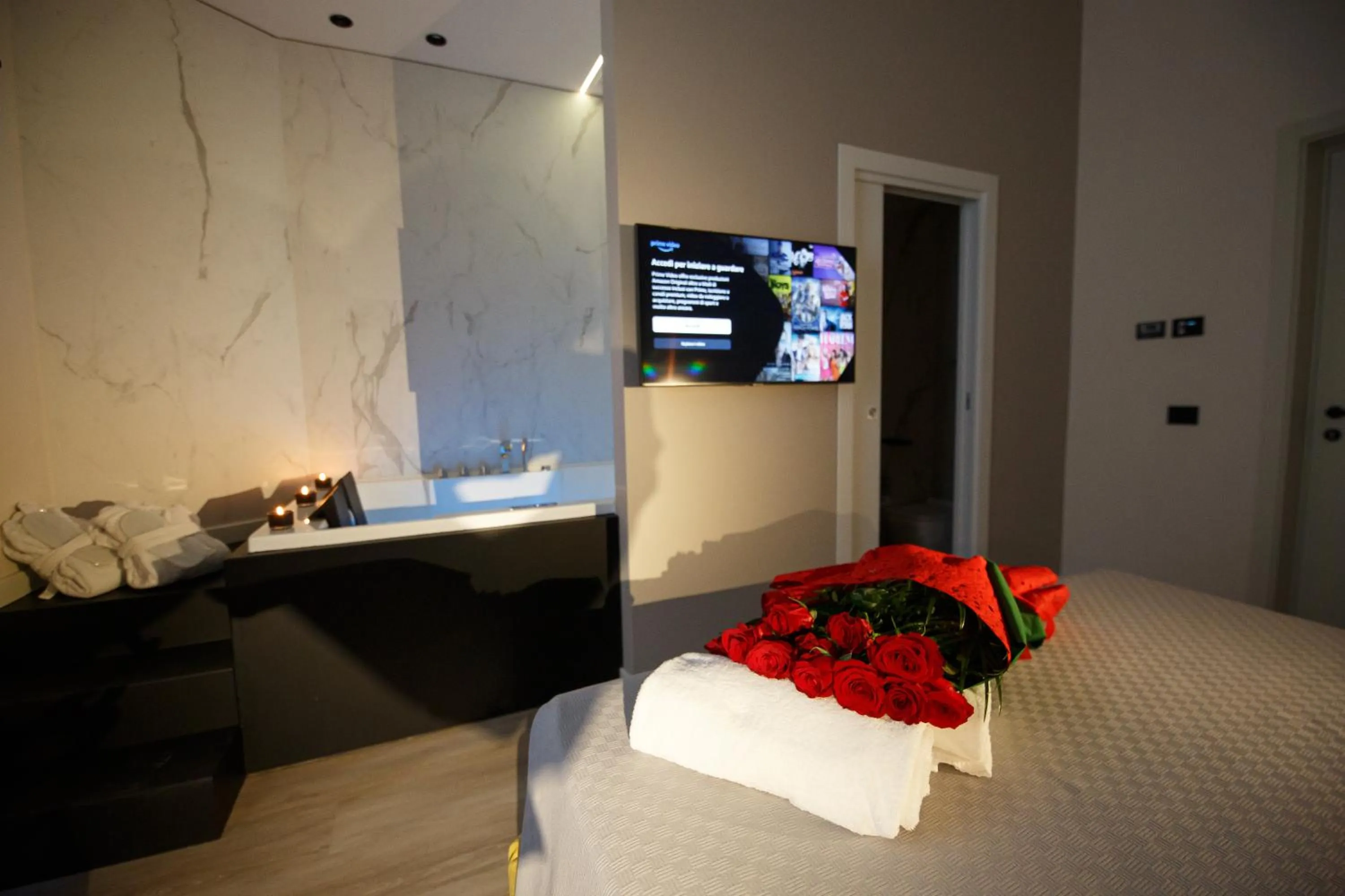 Hot Tub, Bed in MAZZINI PALACE