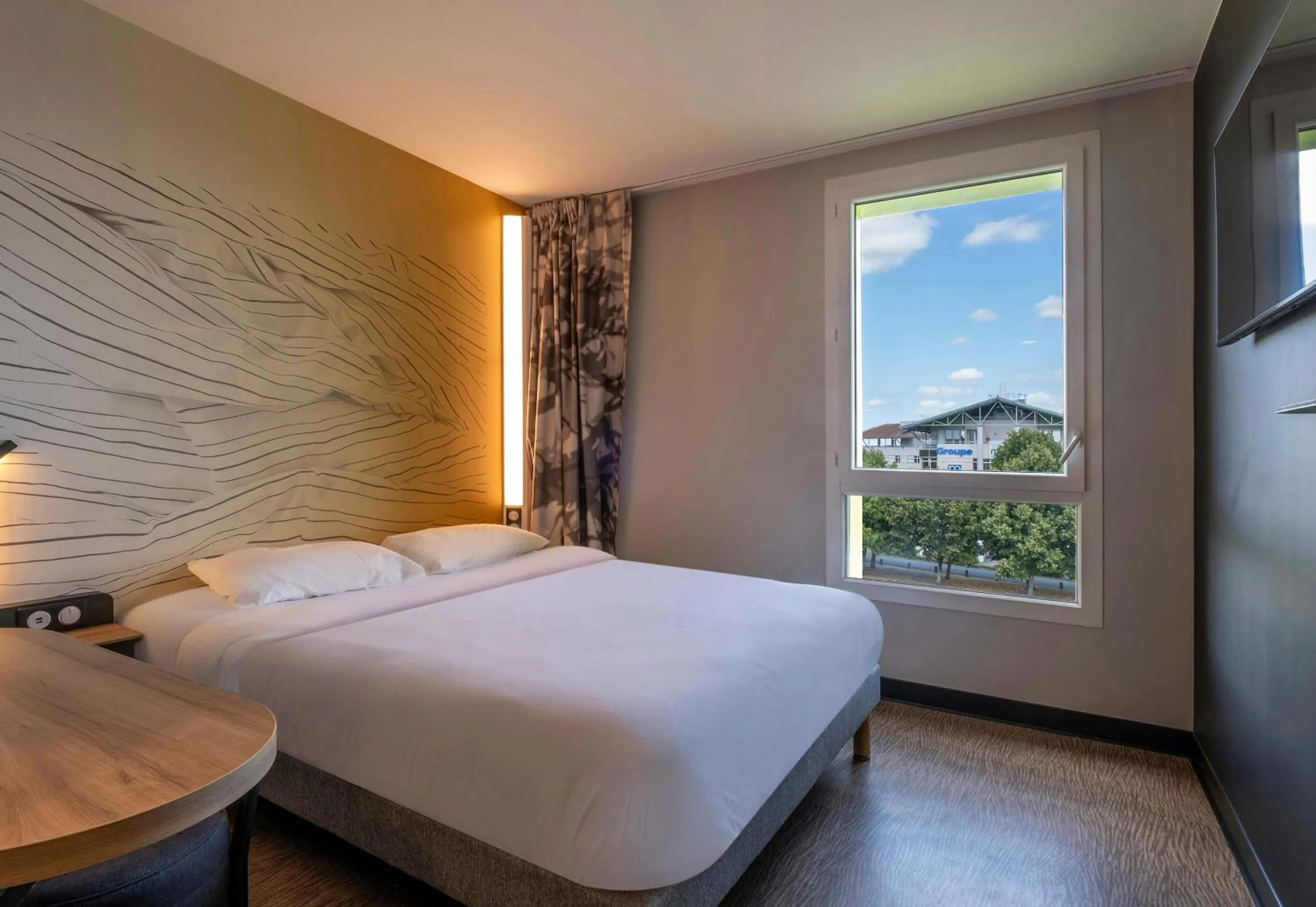 Bedroom, Bed in B&B HOTEL Saintes