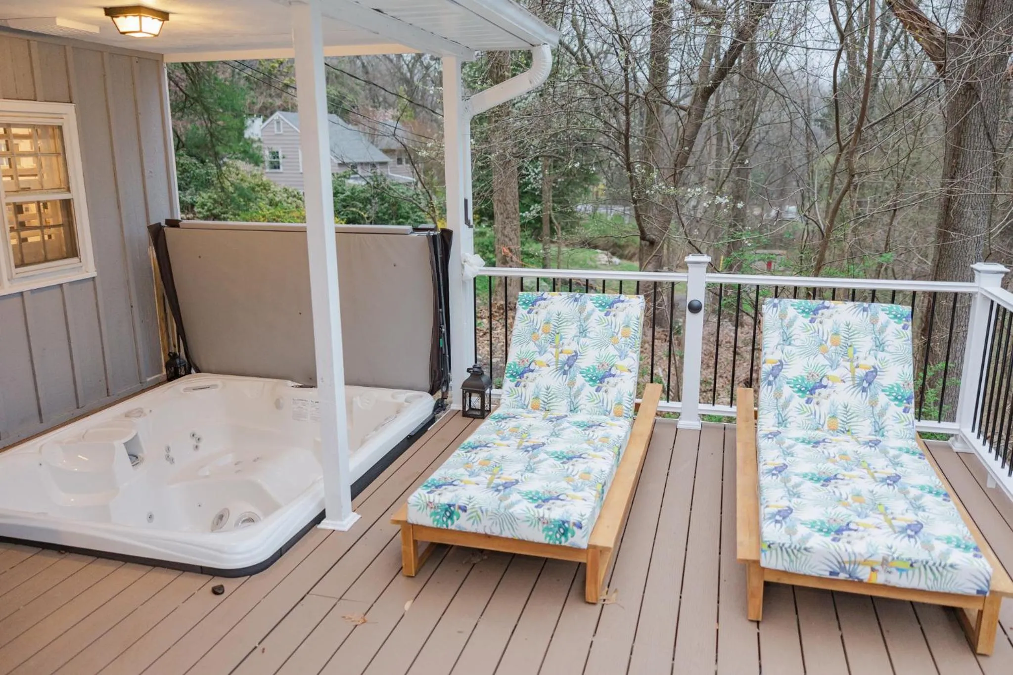 Hot Tub in Cowry Acres - 11 Acre Enchanted Retreat, Hot Tub