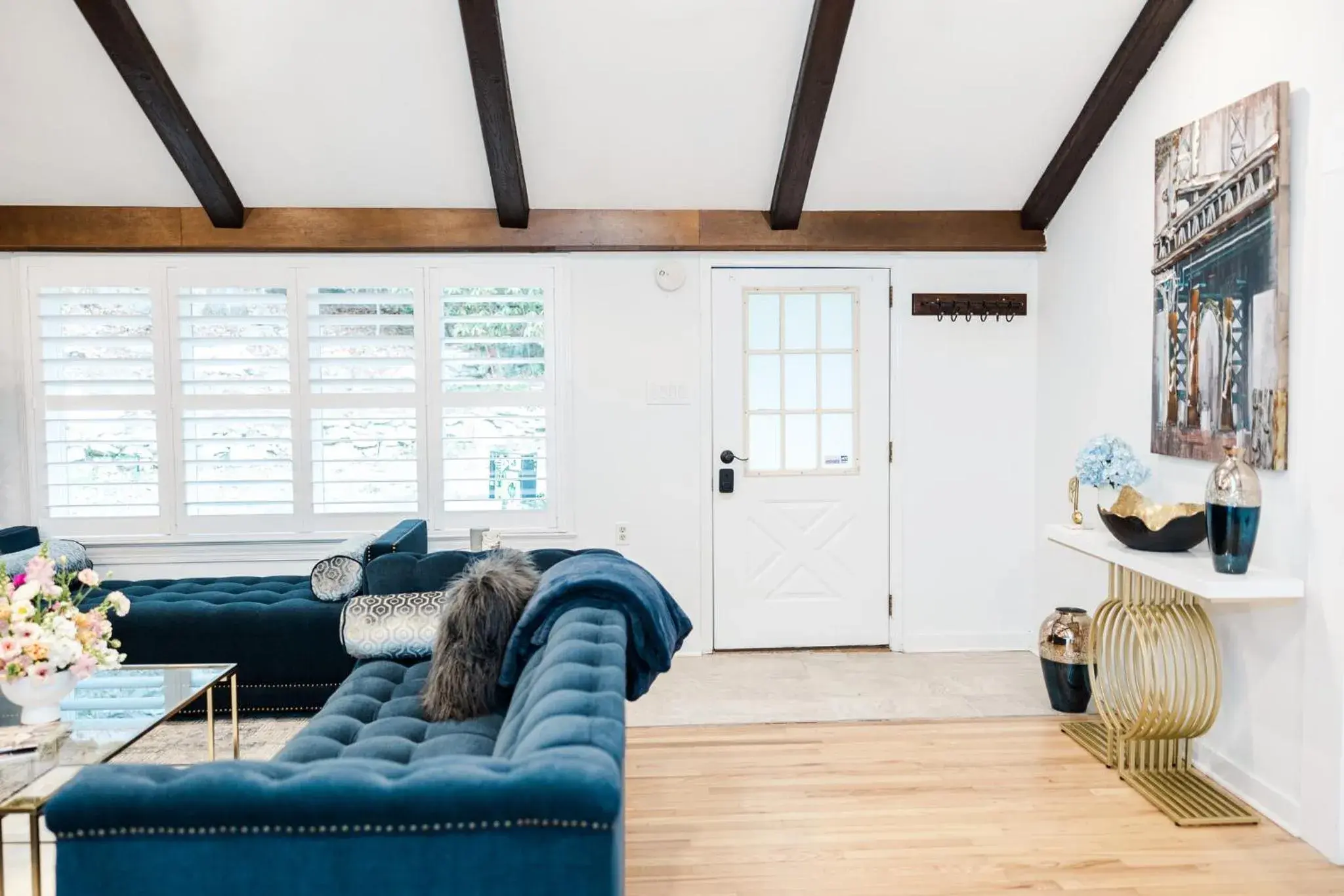 Living room in Cowry Acres - 11 Acre Enchanted Retreat, Hot Tub Living room in Cowry Acres - 11 Acre Enchanted Retreat, Hot Tub