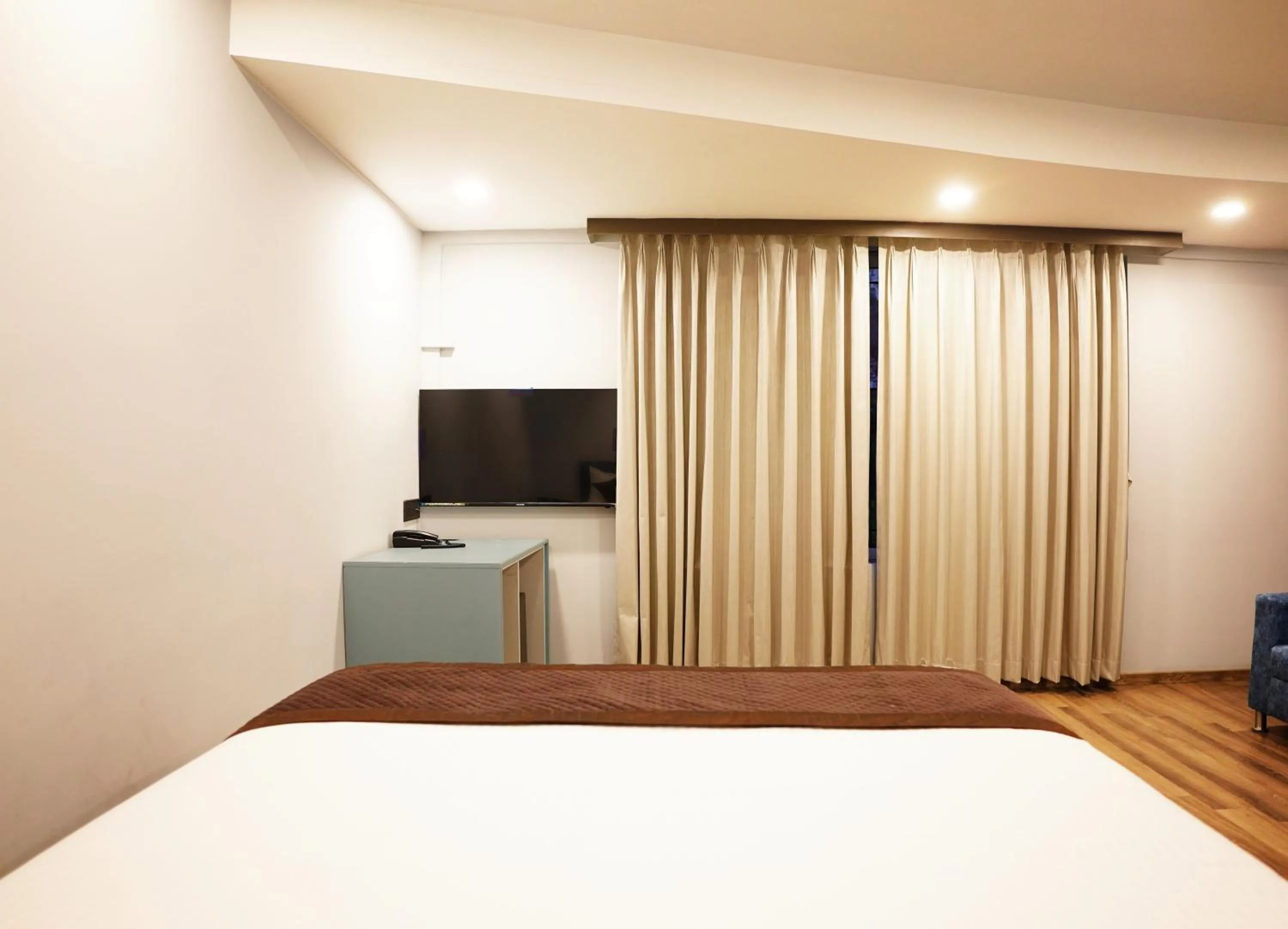 Communal lounge/ TV room, Bed in Dream Hotel - Richmond