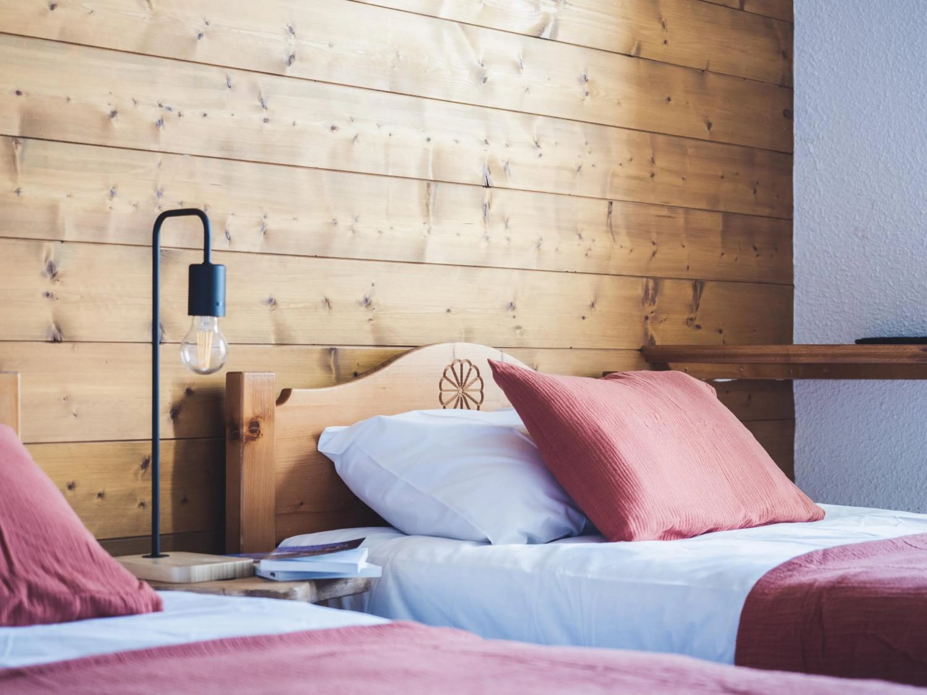 Bedroom, Bed in Auberge Le Valezan