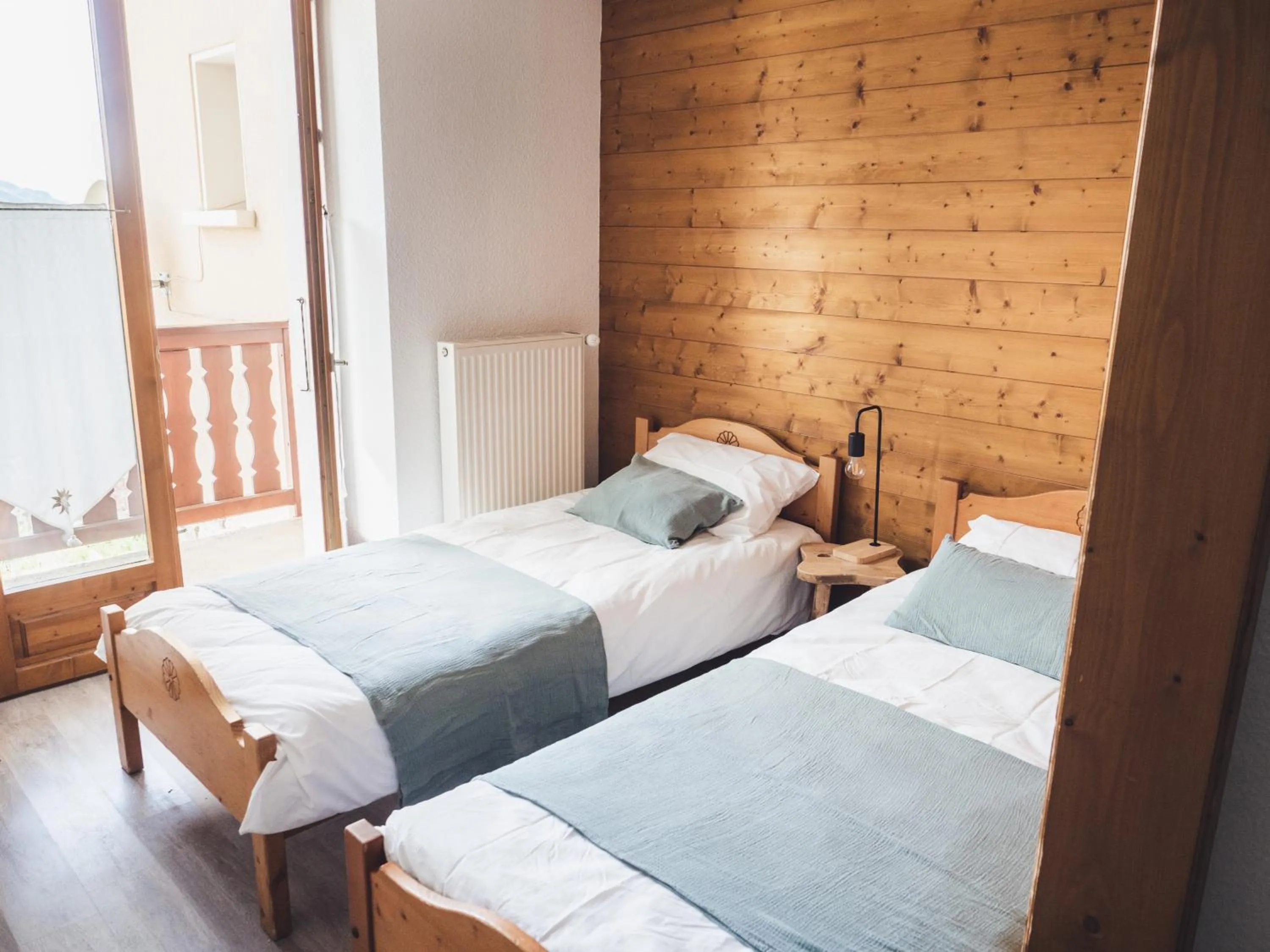 Bedroom, Bed in Auberge Le Valezan