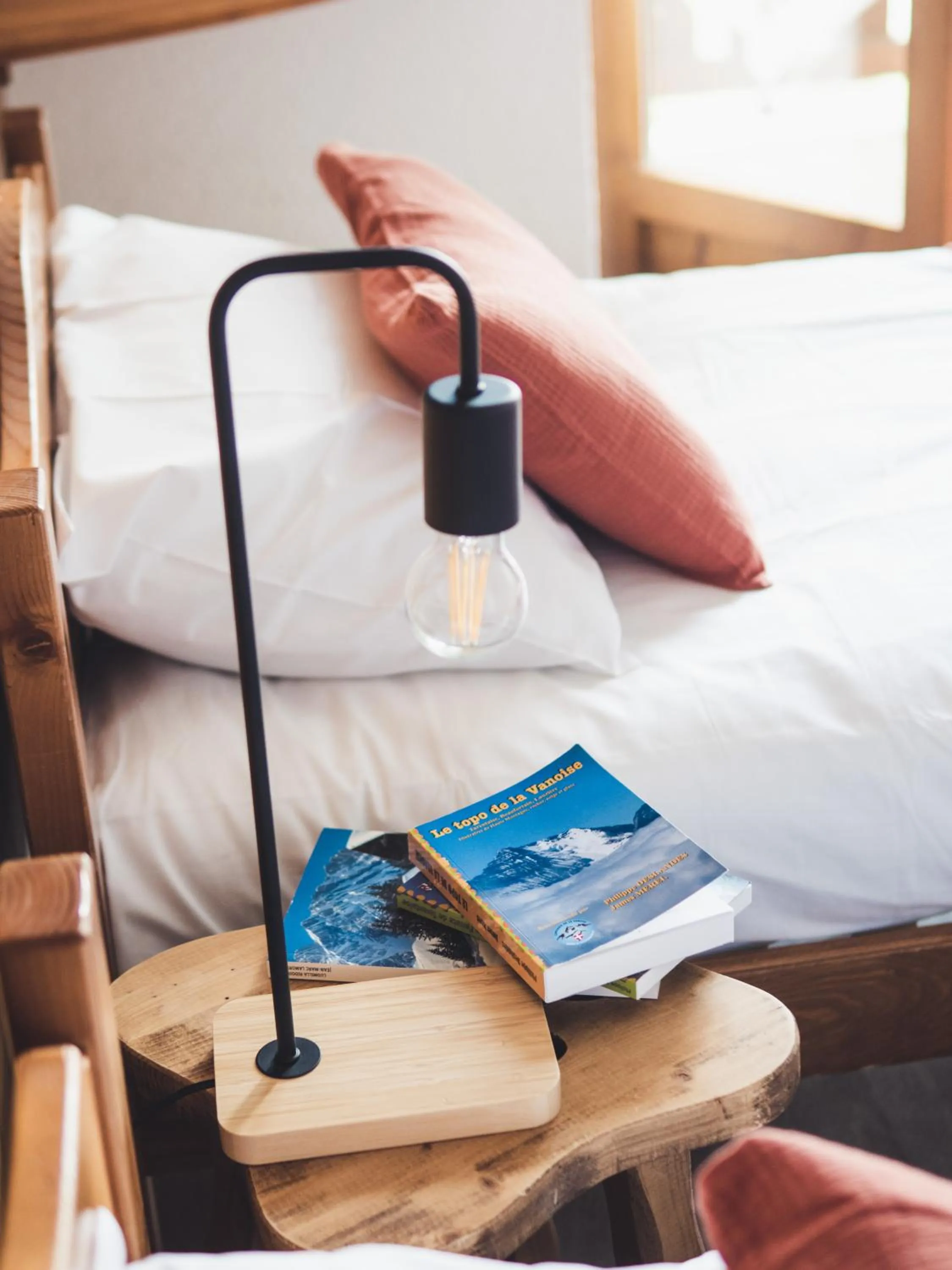 Bedroom, Bed in Auberge Le Valezan