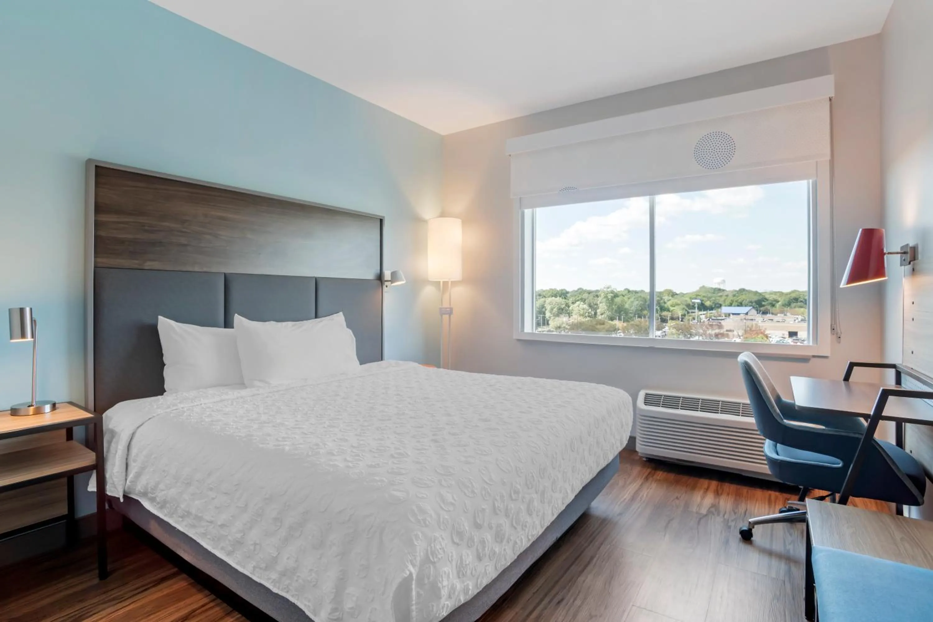 Bed in Tru By Hilton Gastonia