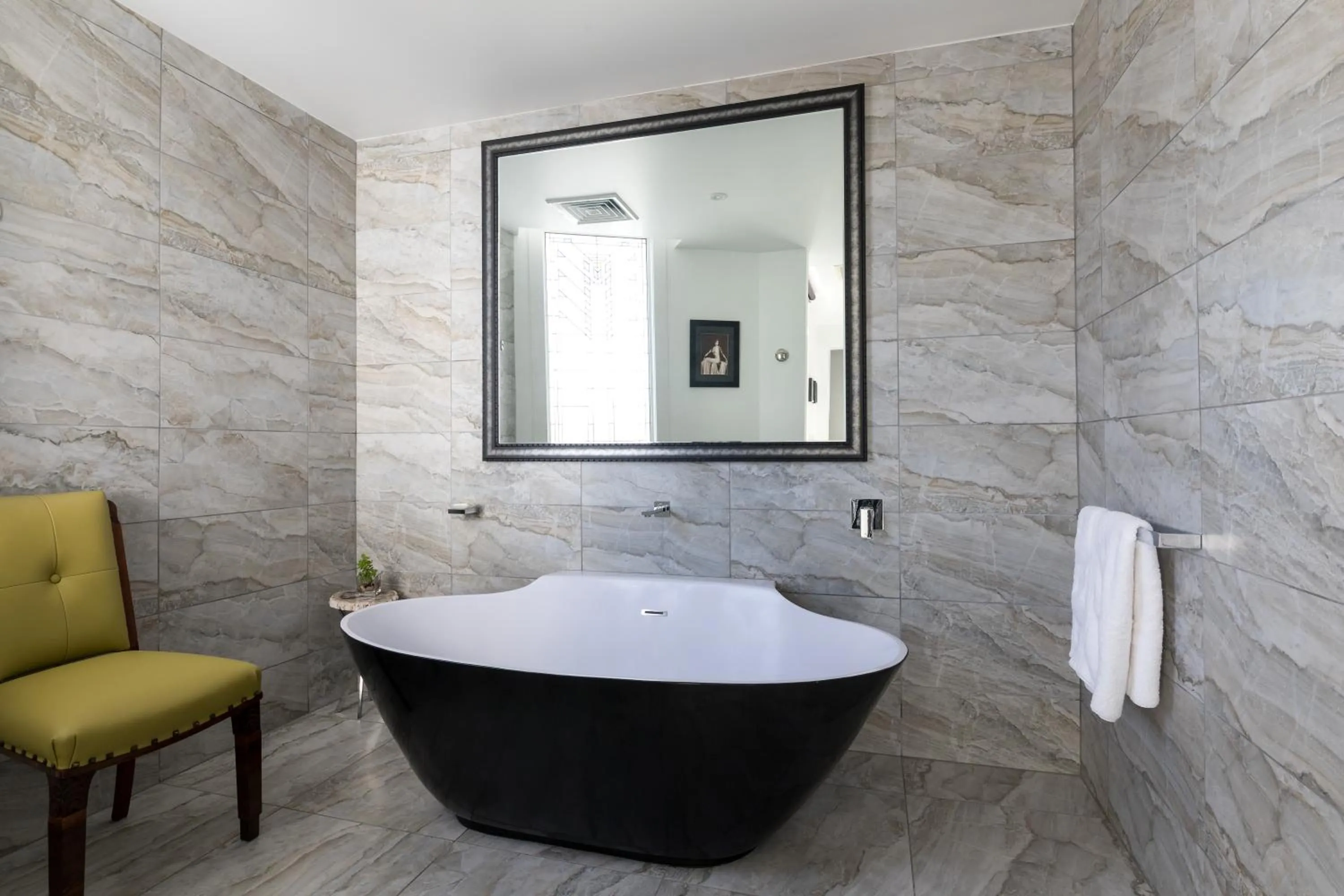 Bathroom in CIRCA 1936 Art Hotel