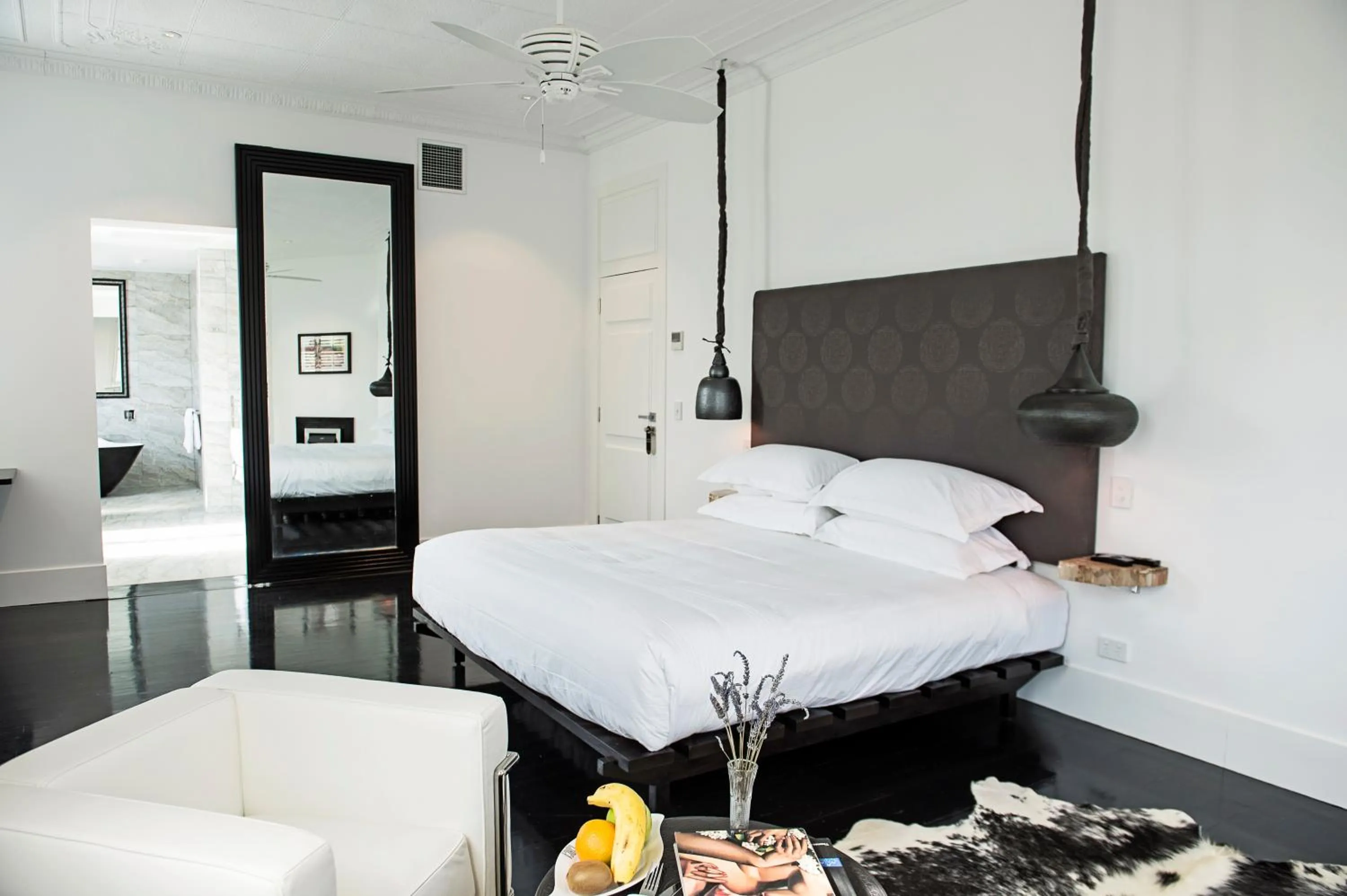 Photo of the whole room, Bed in CIRCA 1936 Art Hotel