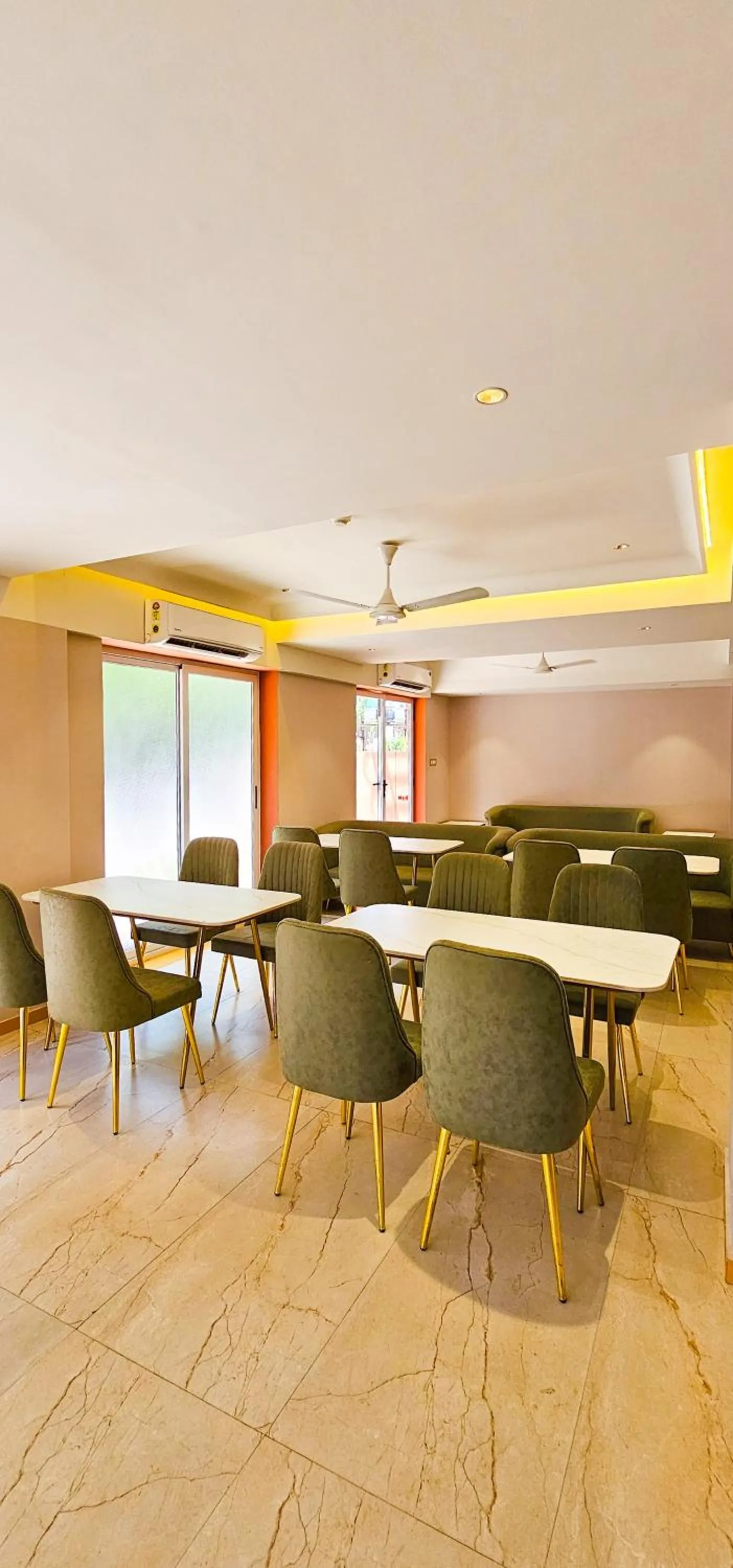 Restaurant/places to eat in Hotel Nova Bliss