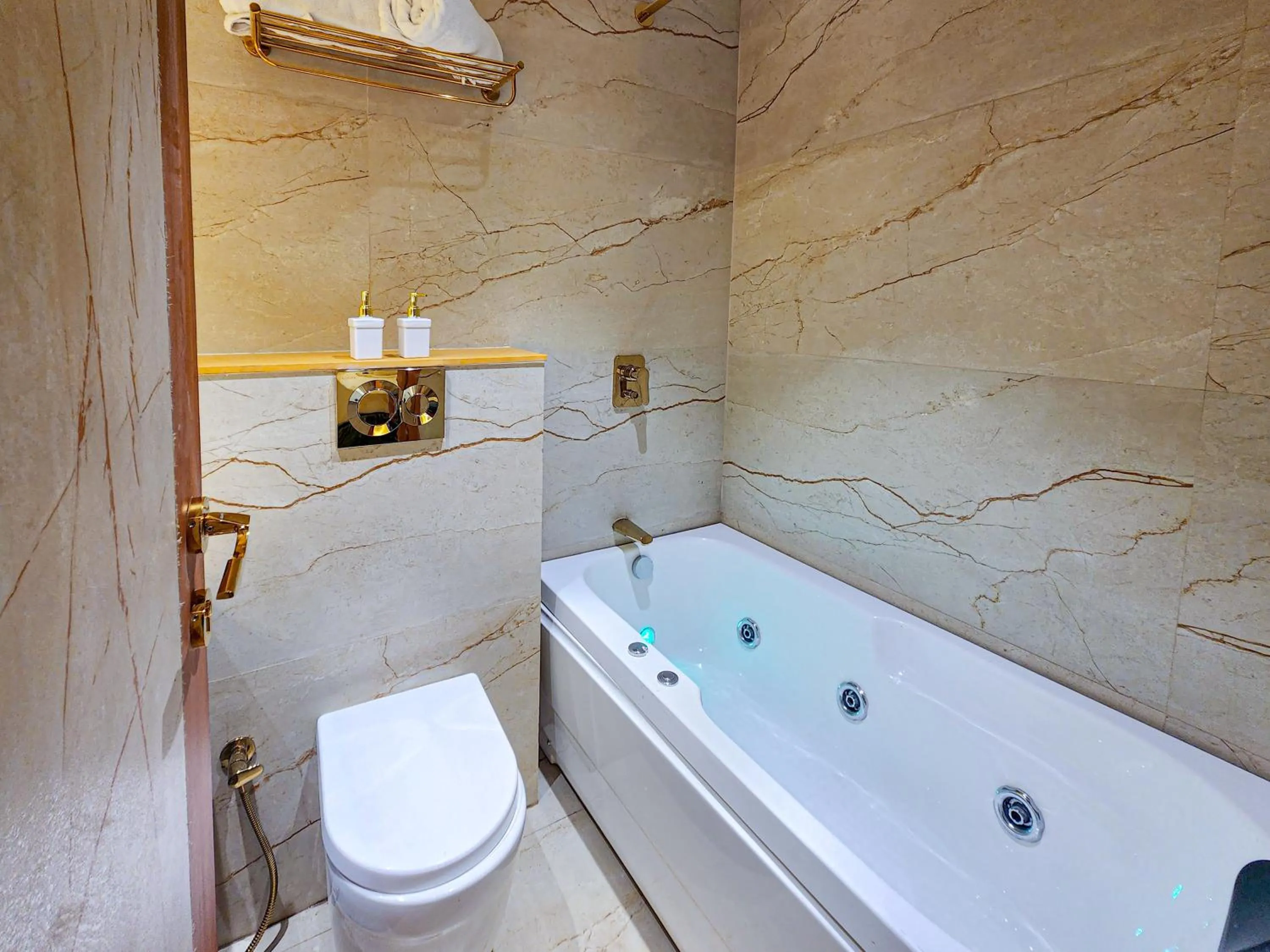 Hot Tub in Hotel Nova Bliss