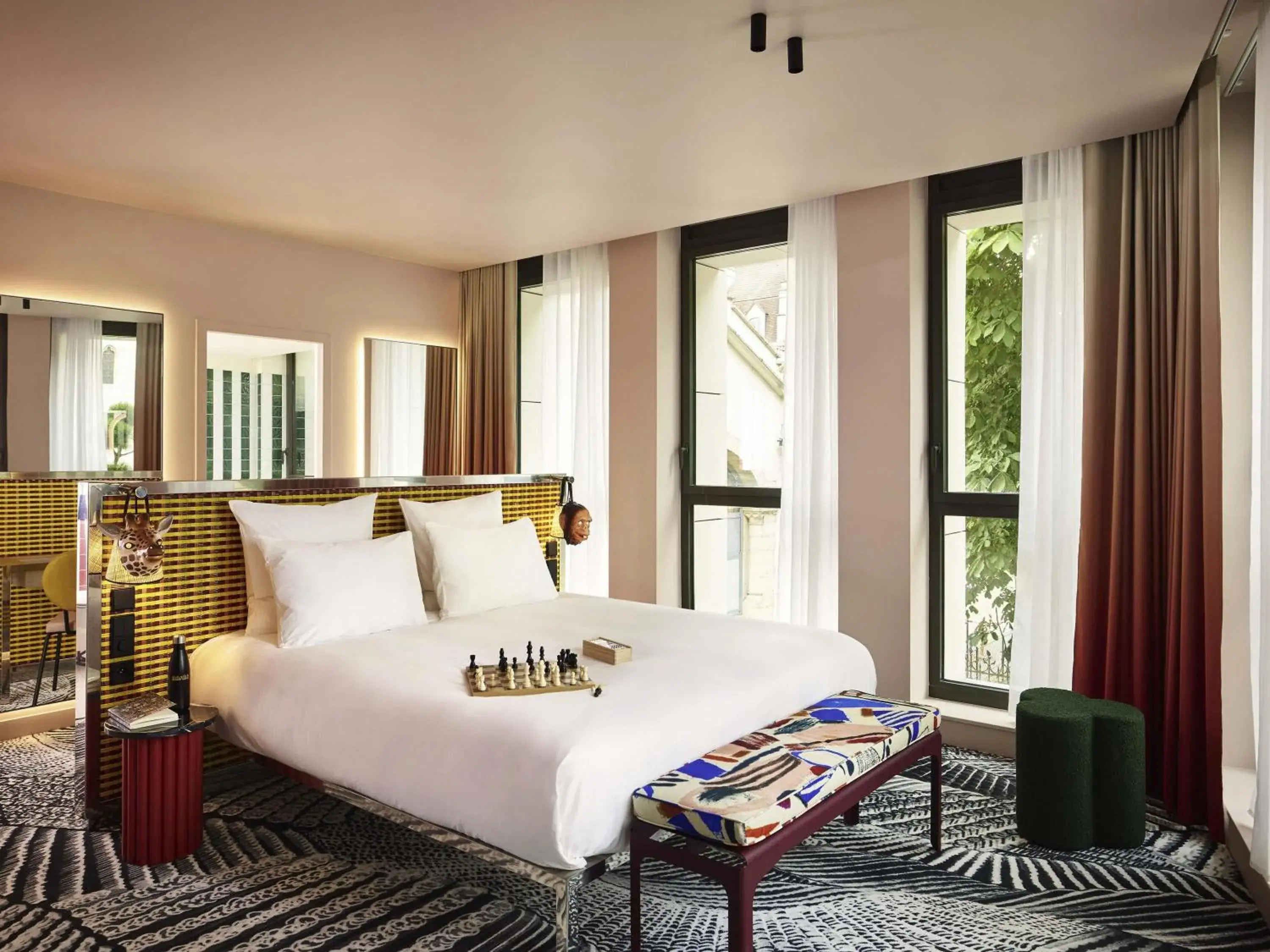 Property building, Bed in Mama Shelter Dijon Property building, Bed in Mama Shelter Dijon