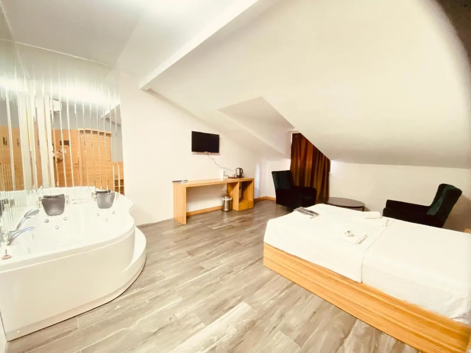 Deluxe Suite with Spa Bath in Waves hotel Deluxe Suite with Spa Bath in Waves hotel