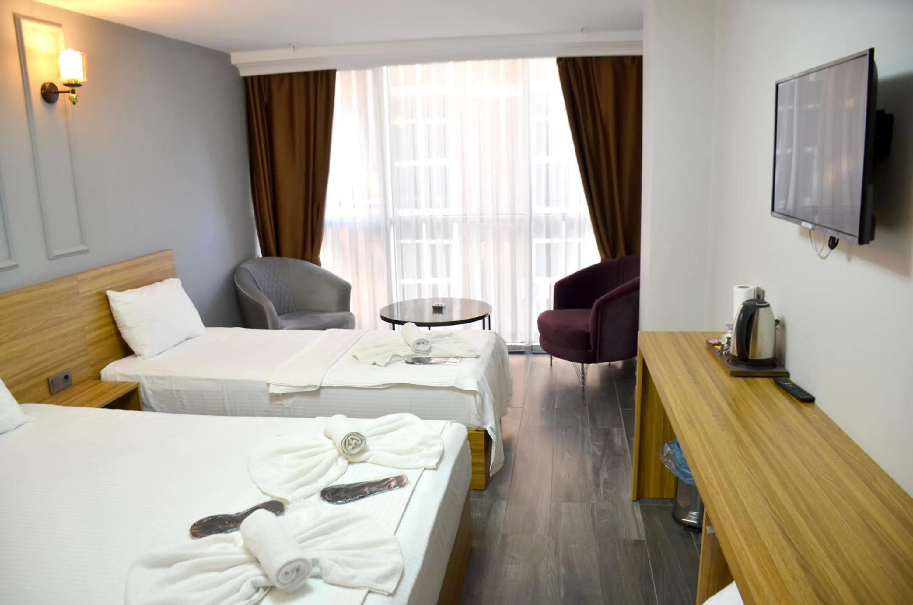 Communal lounge/ TV room, Bed in Waves hotel