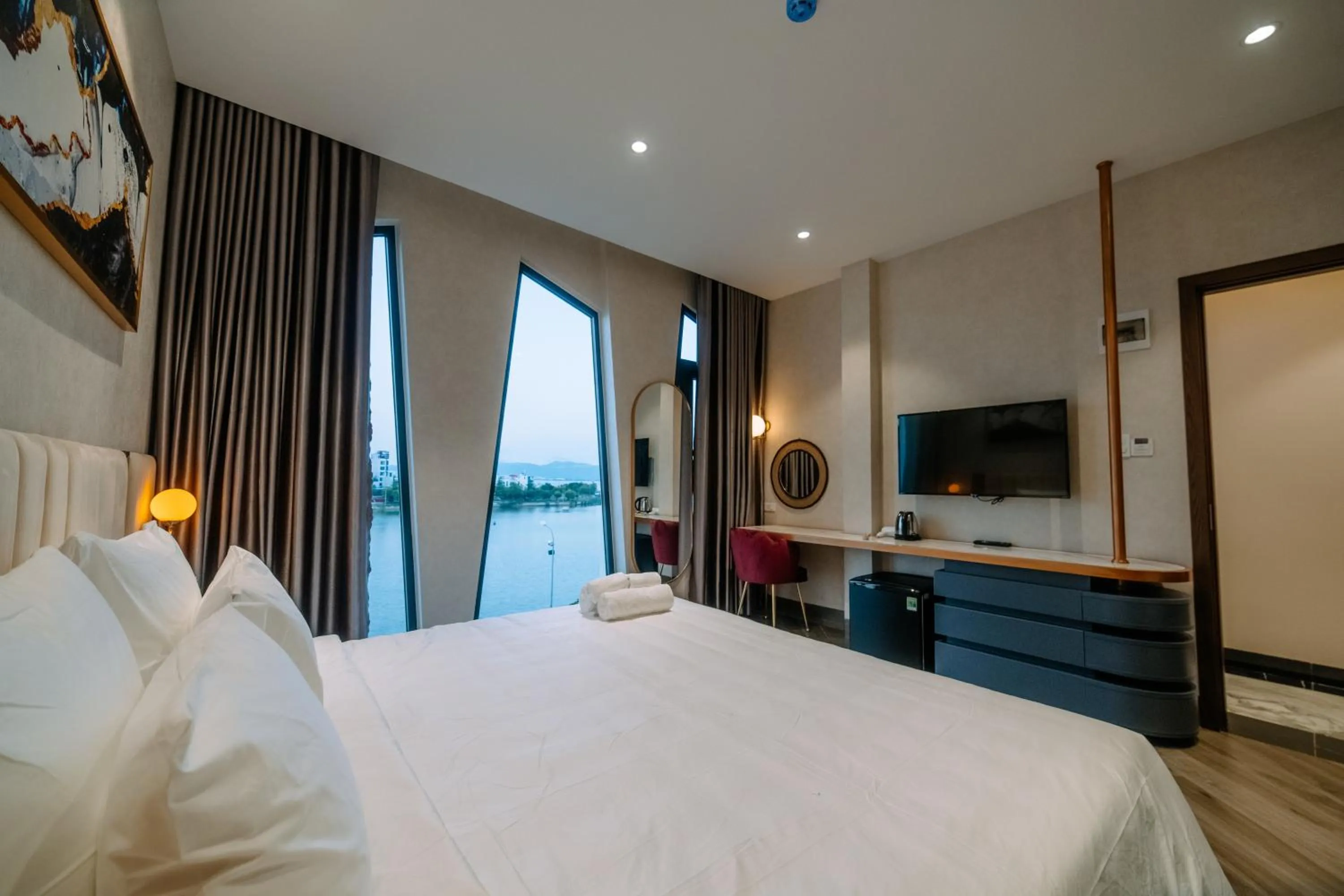 Natural landscape, Bed in La Beaute Hotel - Quy Nhơn