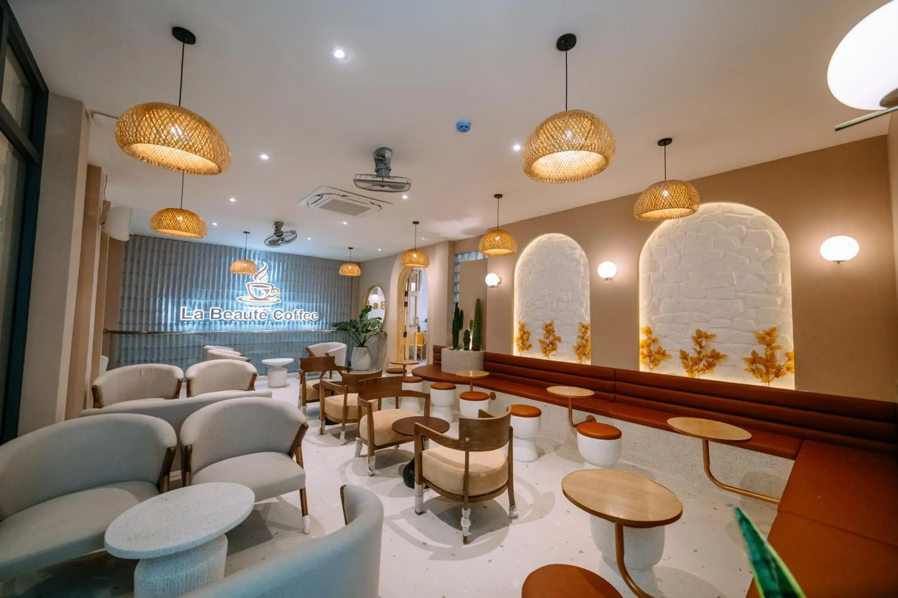 Lounge or bar in La Beaute Hotel - Quy Nhơn Lounge or bar in La Beaute Hotel - Quy Nhơn