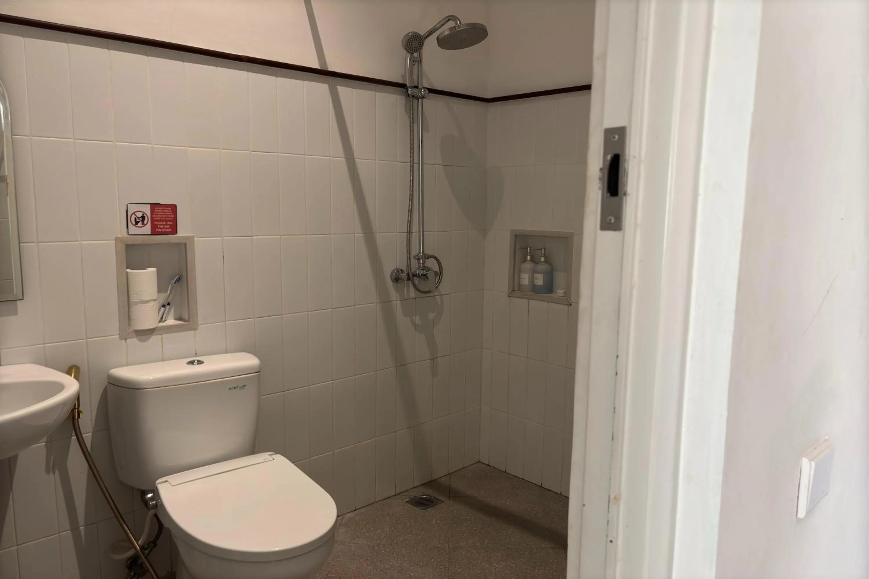 Bathroom in Kemari Studio