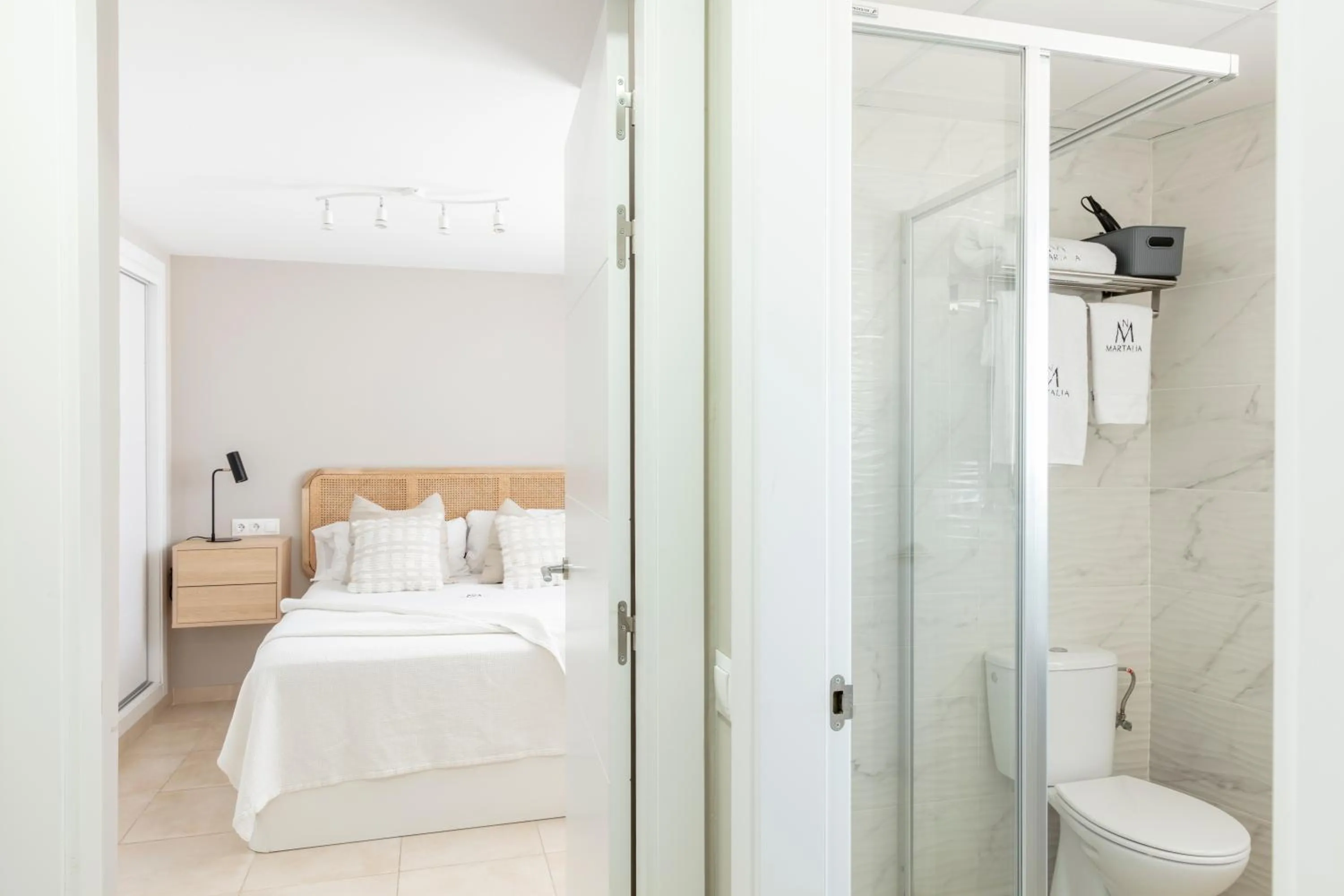Shower, Bed in Apartamentos Martalia Áticos Deluxe