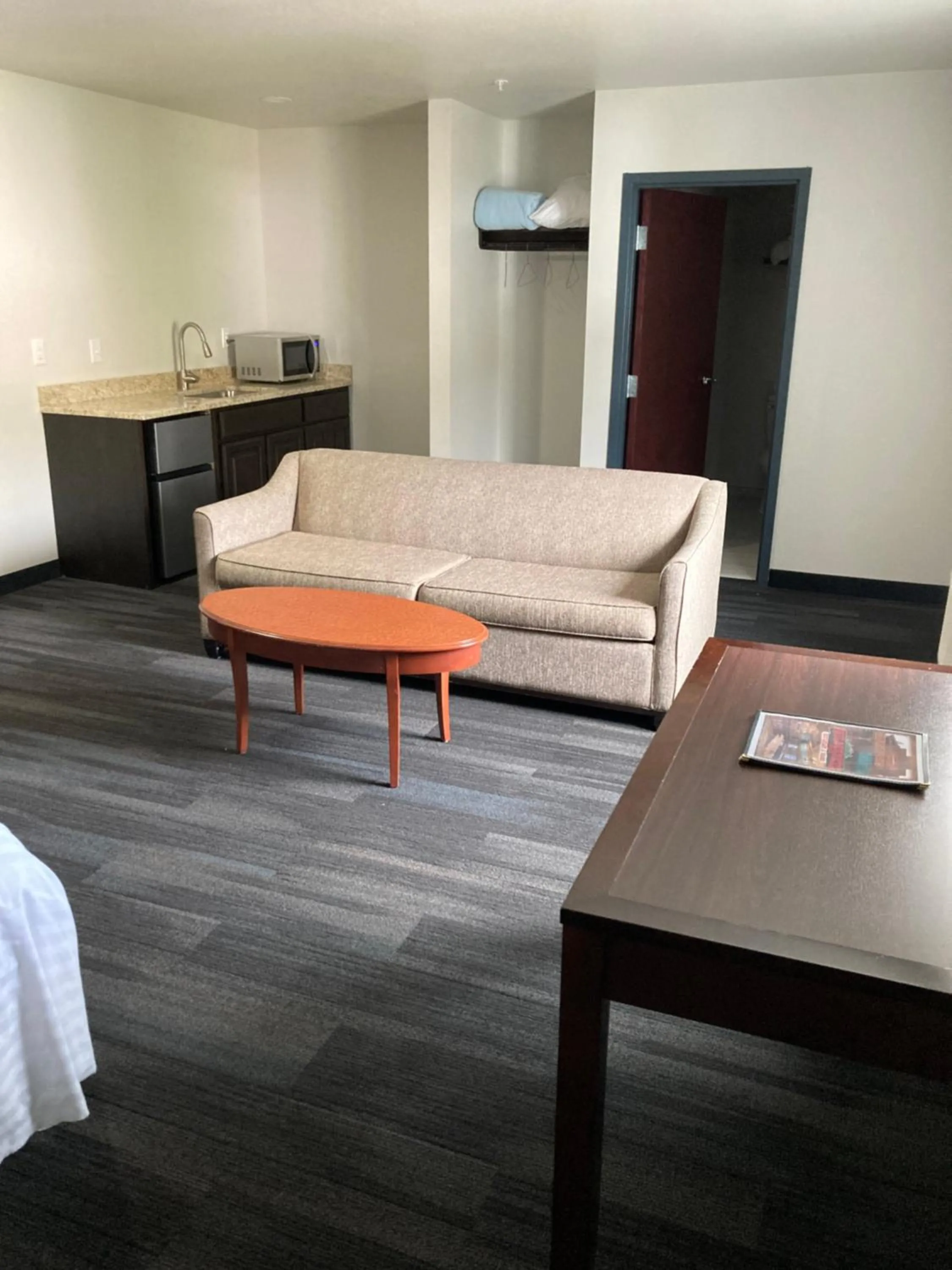 Living room in Elker Inn & Suites