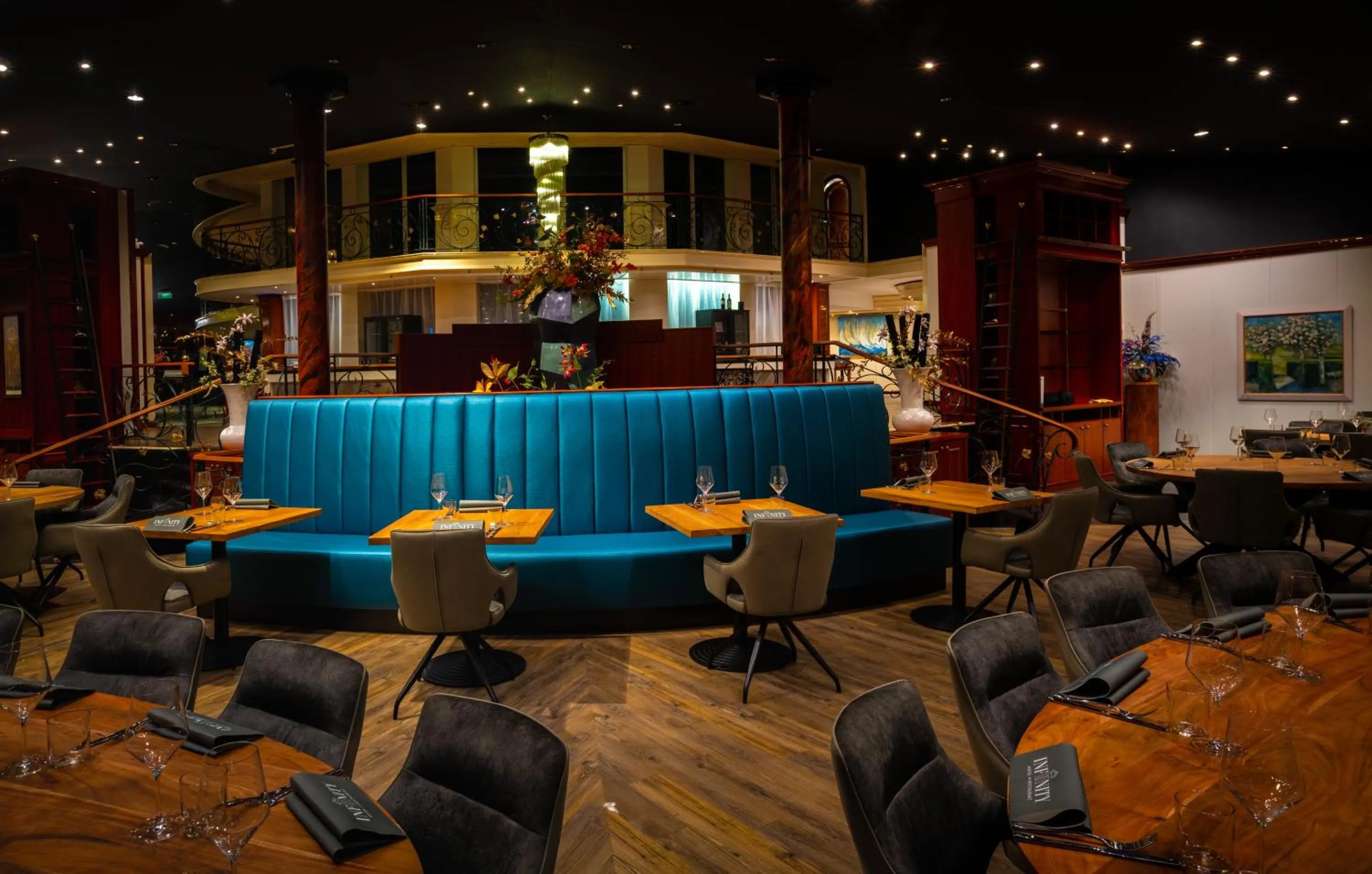 Restaurant/places to eat in Hotel & Restaurant Infinity